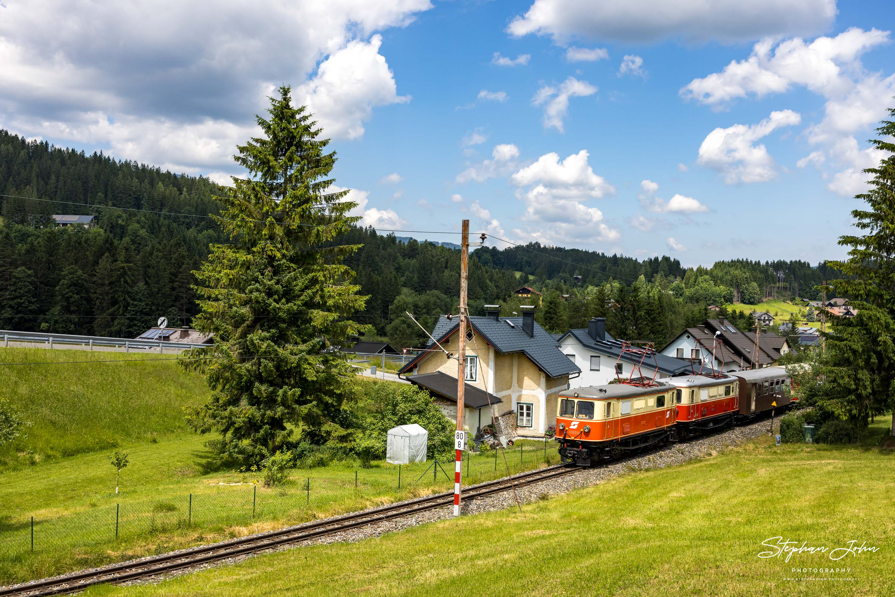 Zug 80963 mit Lok 1099.11 und 1099.14 nach Mariazell in der Ausfahrt aus Mitterbach