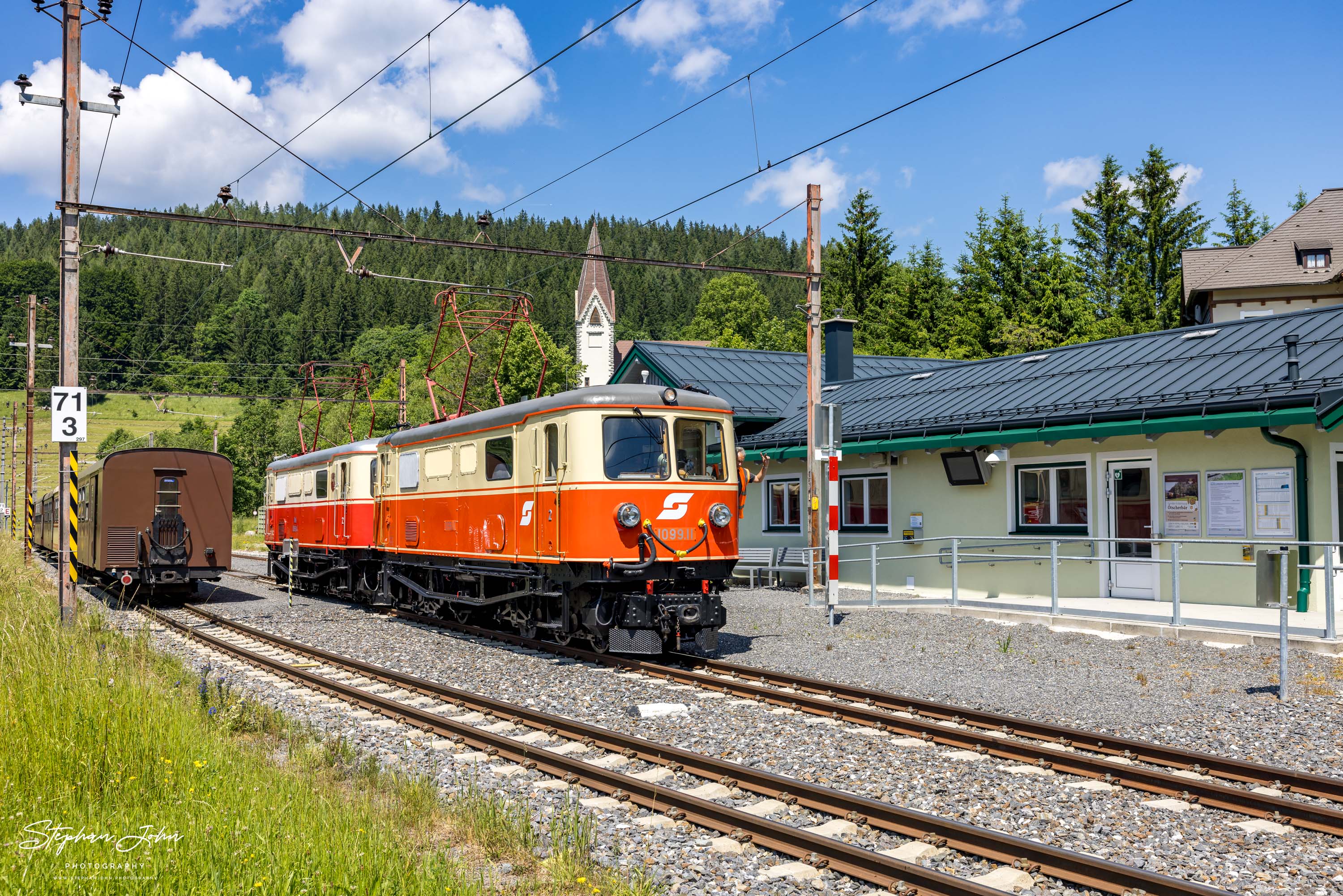 Lok 1099.11 und 1099.14 wenden von Zug 80964 auf Zug 80965 im Bahnhof Annaberg-Reith