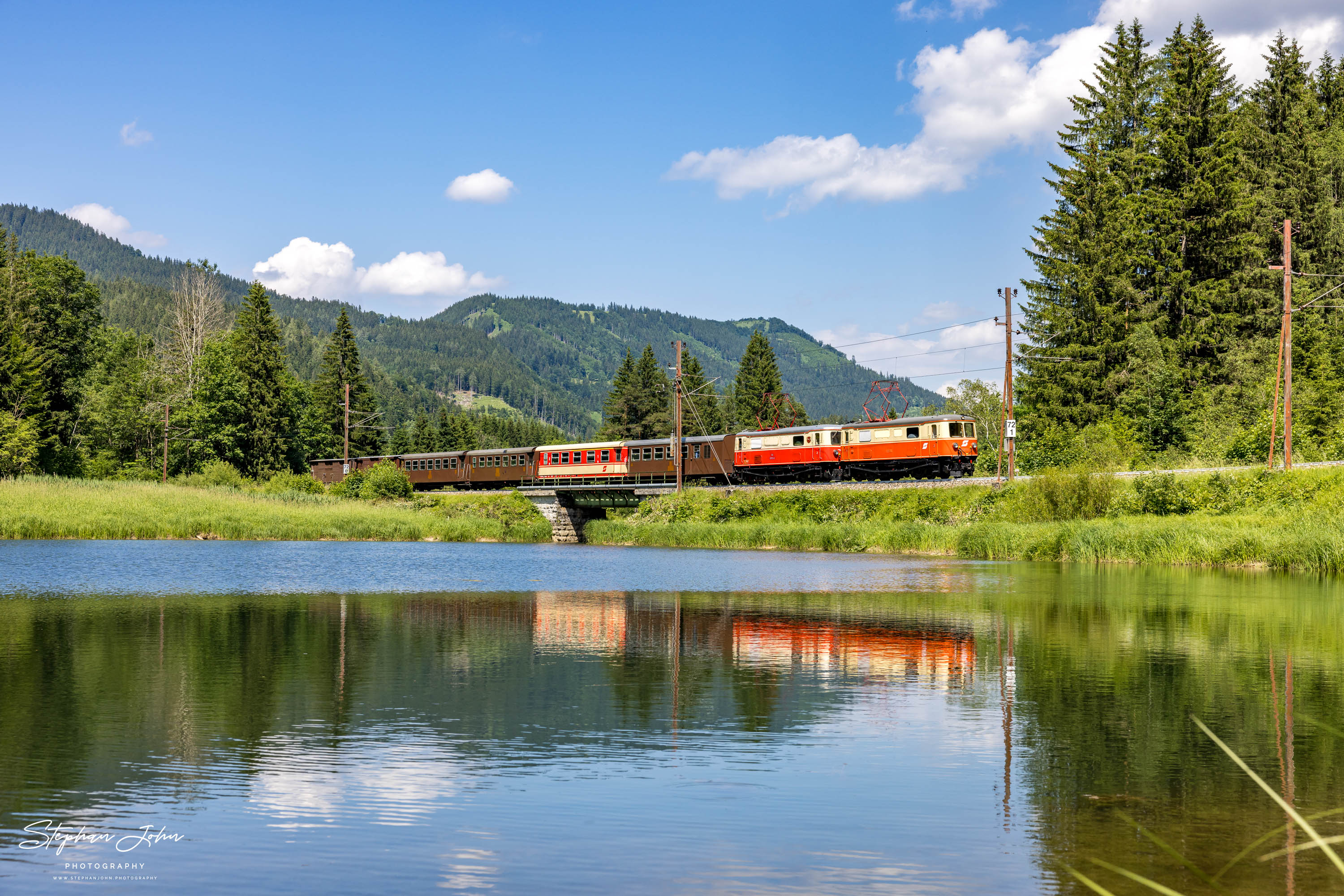 Zug 80965 mit Lok 1099.11 und 1099.14 überquert die Stauseebrücke vor dem Bahnhof Wienerbruck-Josefsberg