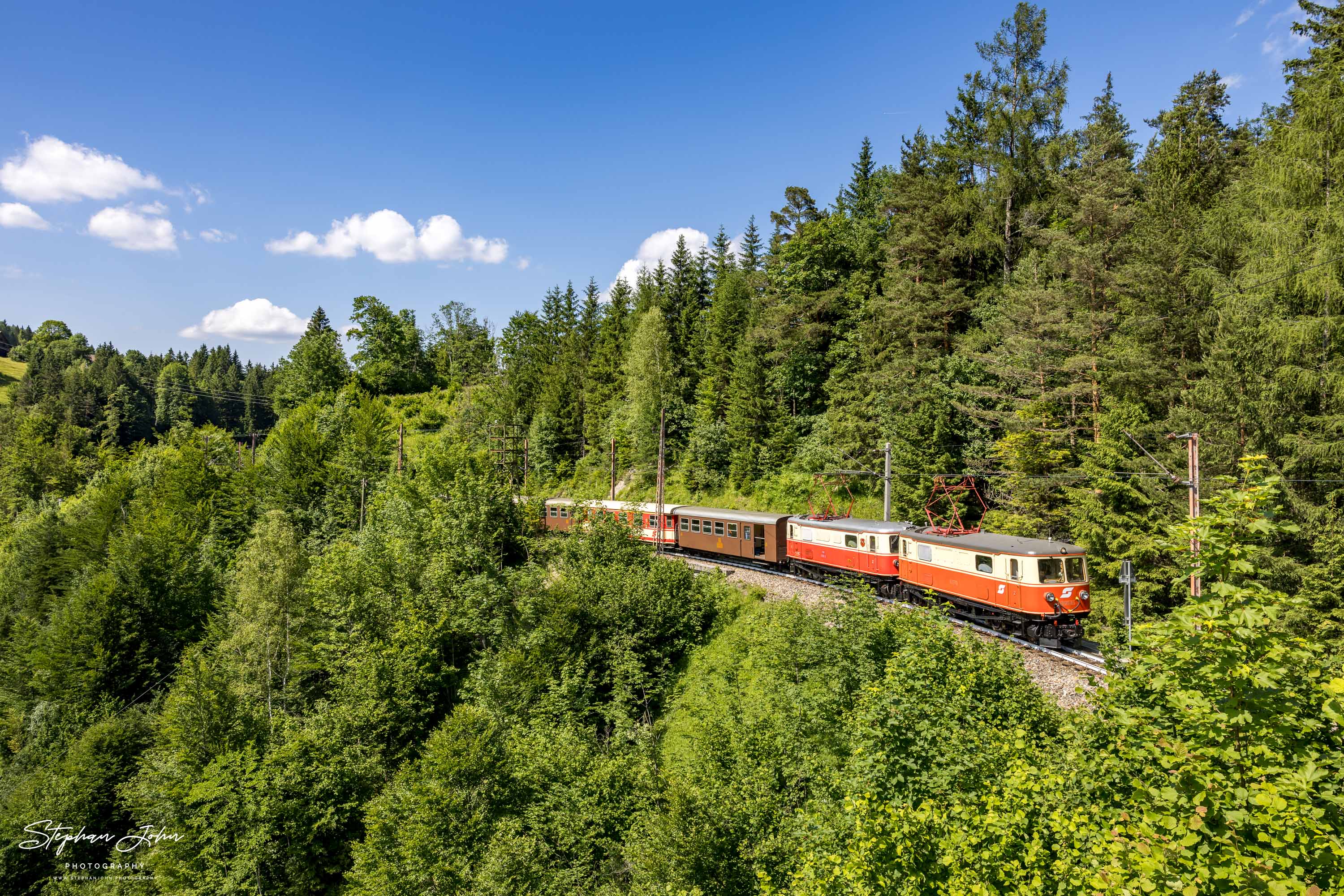 Zug 80965 mit Lok 1099.11 und 1099.14 nach Mariazell zwischen dem Bahnhof Wienerbruck-Josefsberg und Raingraben