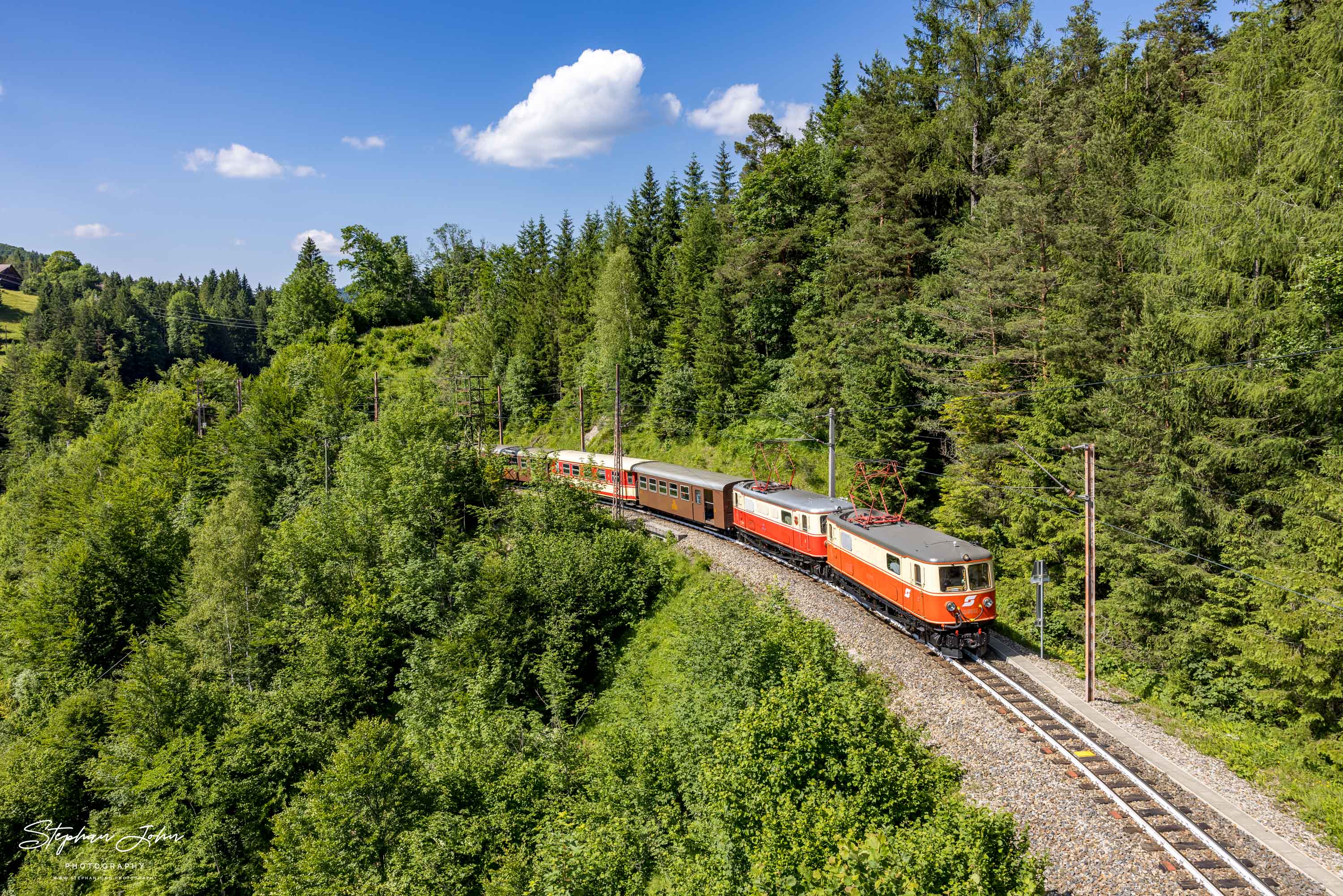 Zug 80965 mit Lok 1099.11 und 1099.14 nach Mariazell zwischen dem Bahnhof Wienerbruck-Josefsberg und Raingraben