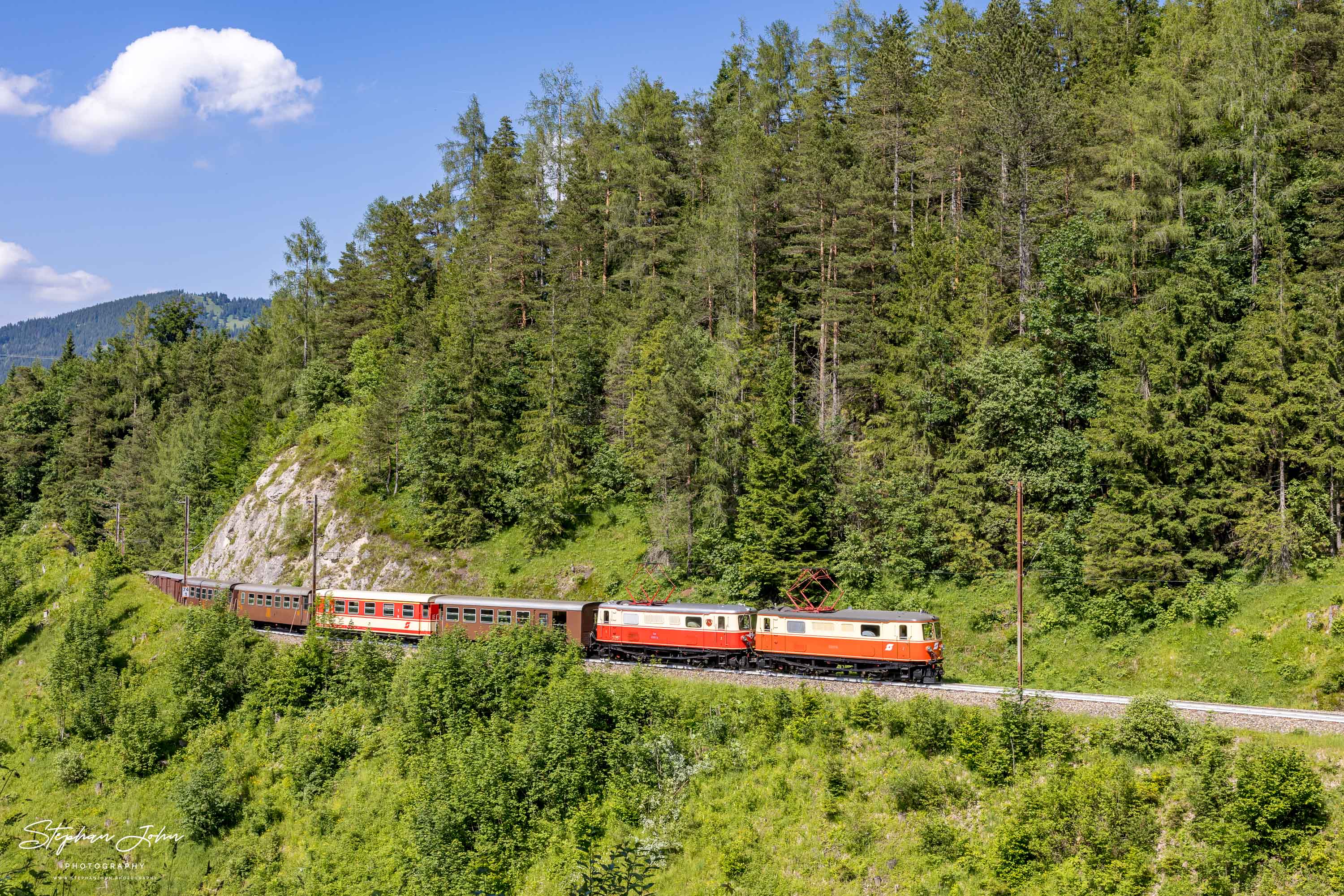 Zug 80965 mit Lok 1099.11 und 1099.14 nach Mariazell zwischen dem Bahnhof Wienerbruck-Josefsberg und Erlaufklause