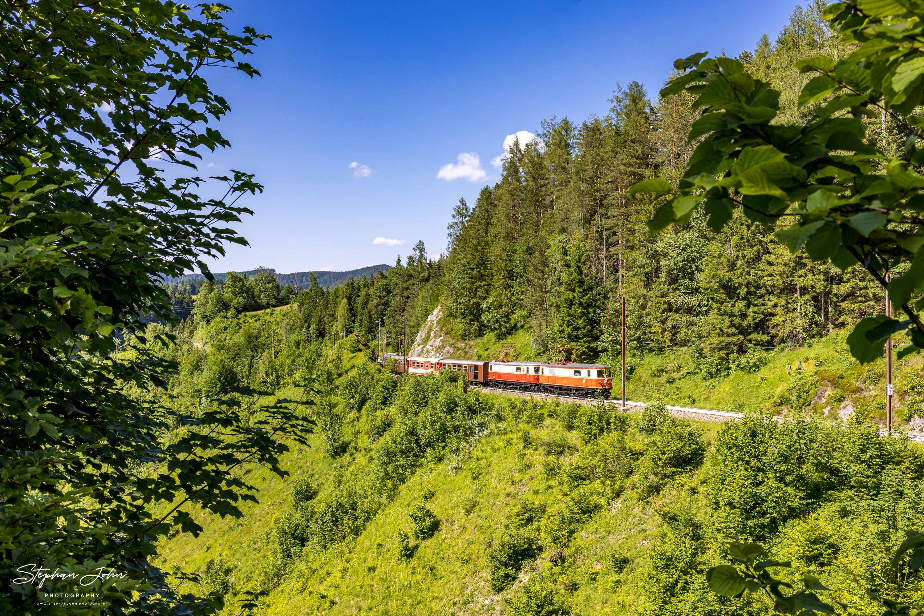 Zug 80965 mit Lok 1099.11 und 1099.14 nach Mariazell zwischen dem Bahnhof Wienerbruck-Josefsberg und Erlaufklause