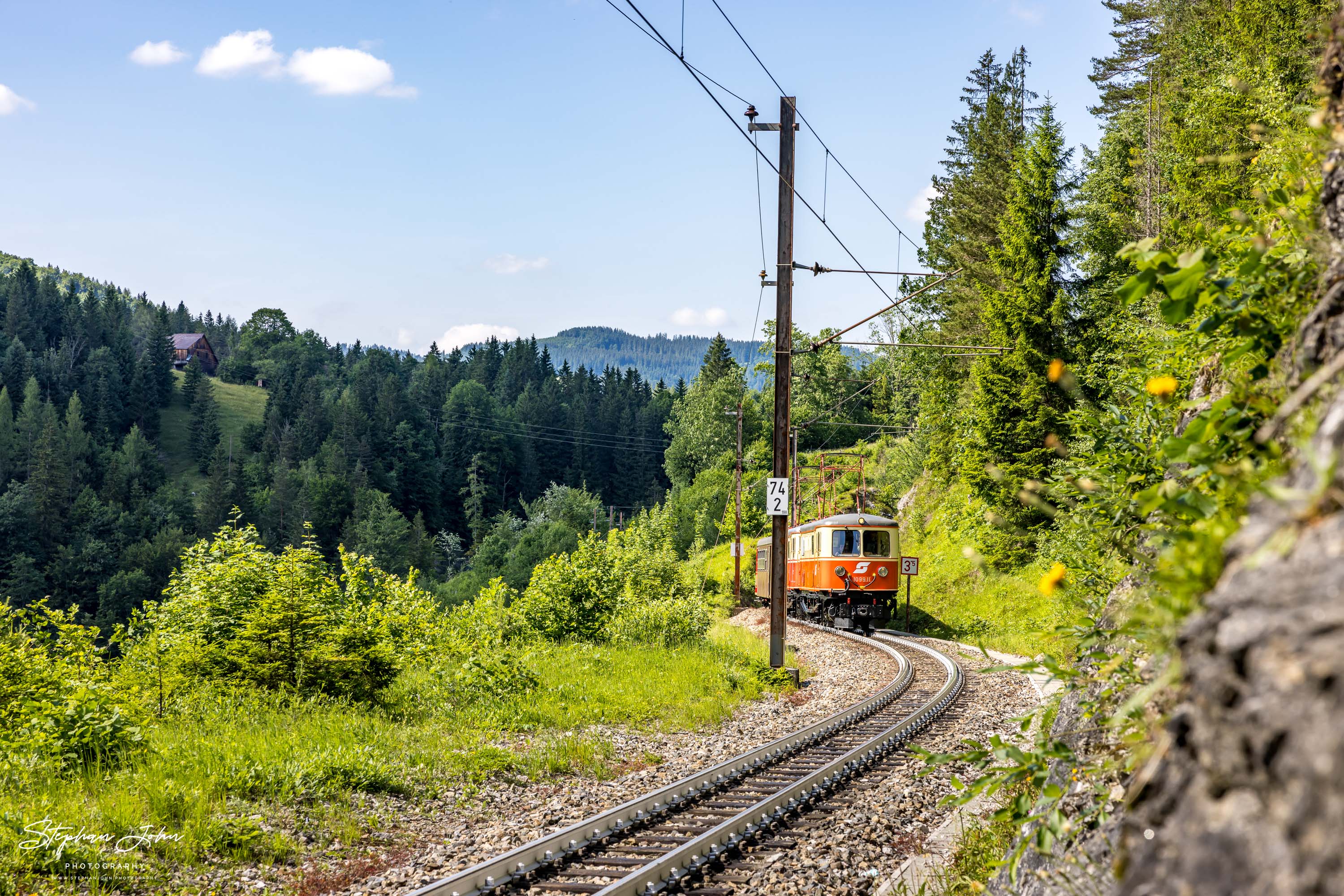 Zug 80965 mit Lok 1099.11 und 1099.14 nach Mariazell zwischen dem Bahnhof Wienerbruck-Josefsberg und Erlaufklause