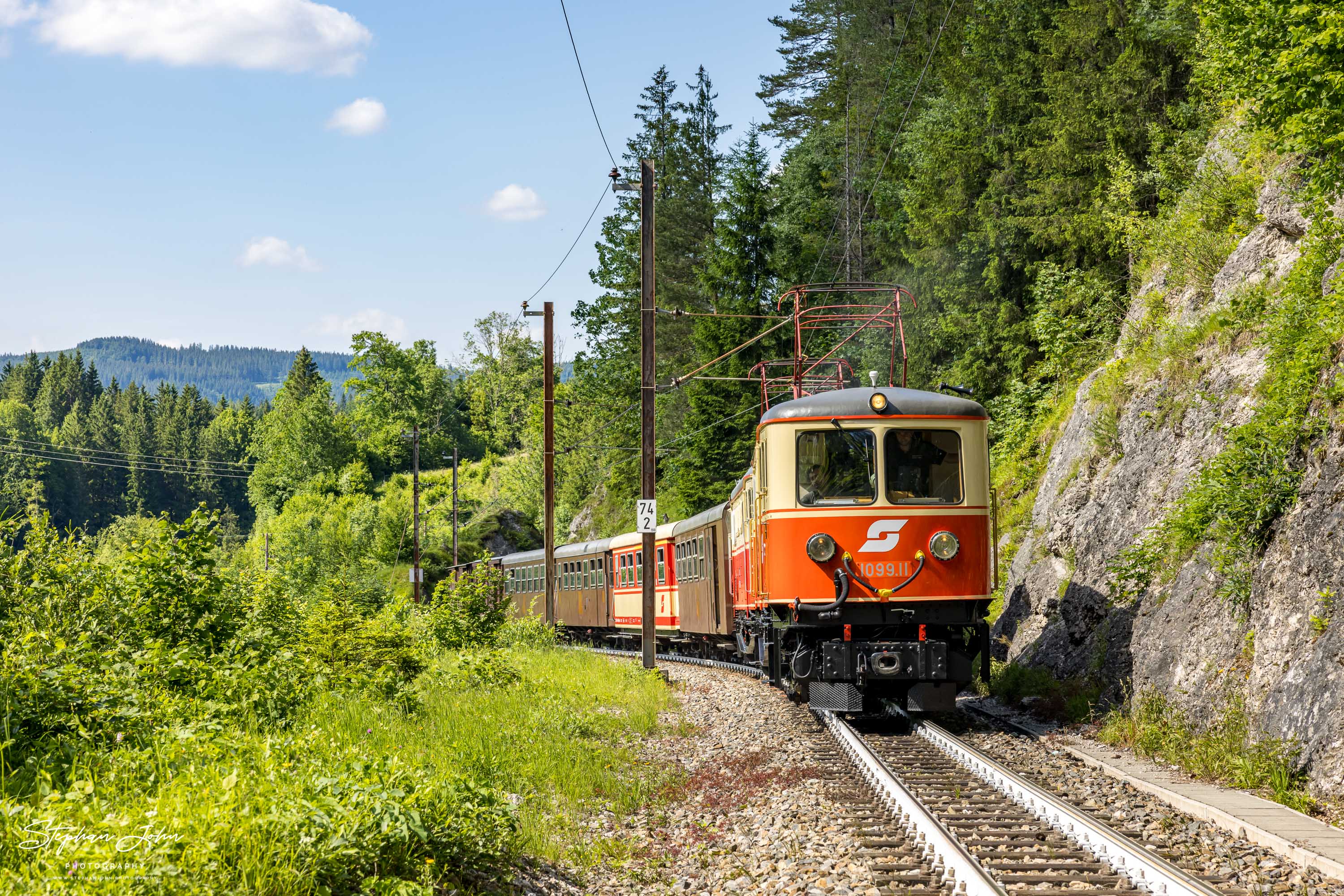 Zug 80965 mit Lok 1099.11 und 1099.14 nach Mariazell zwischen dem Bahnhof Wienerbruck-Josefsberg und Erlaufklause