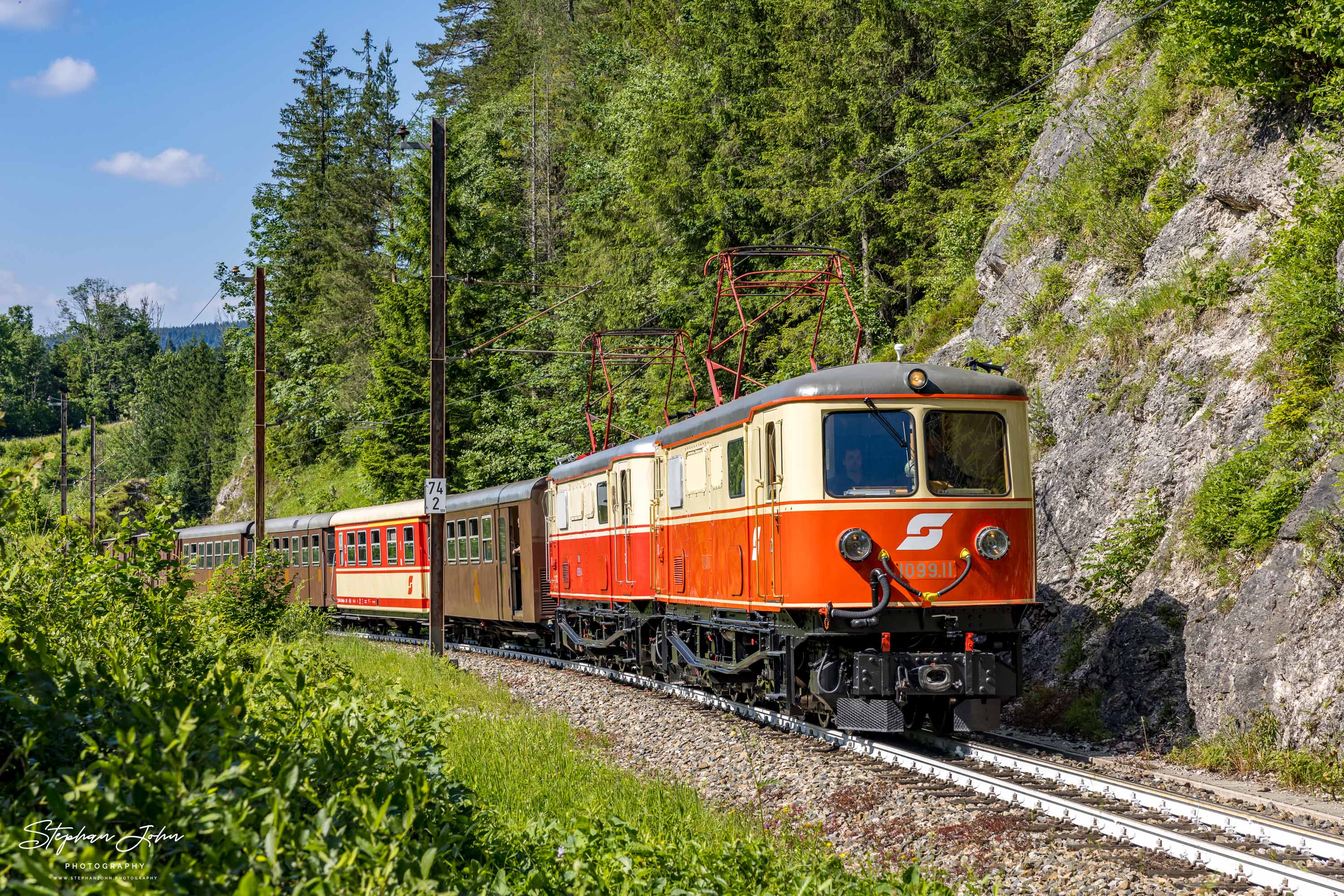 Zug 80965 mit Lok 1099.11 und 1099.14 nach Mariazell zwischen dem Bahnhof Wienerbruck-Josefsberg und Erlaufklause