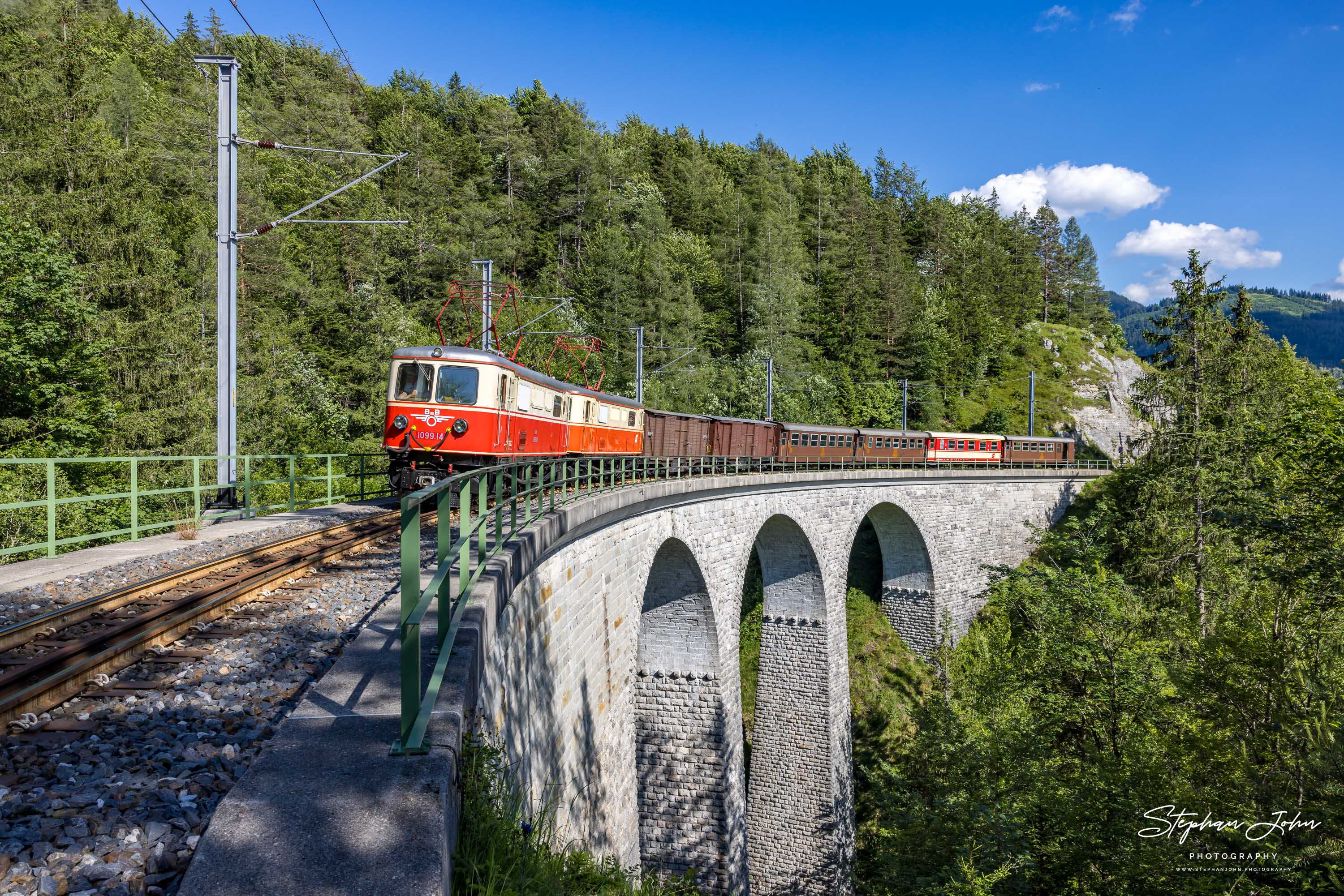 Zug 80966 mit Lok 1099.14 und 1099.11 überqurt den Saugrabenviadukt