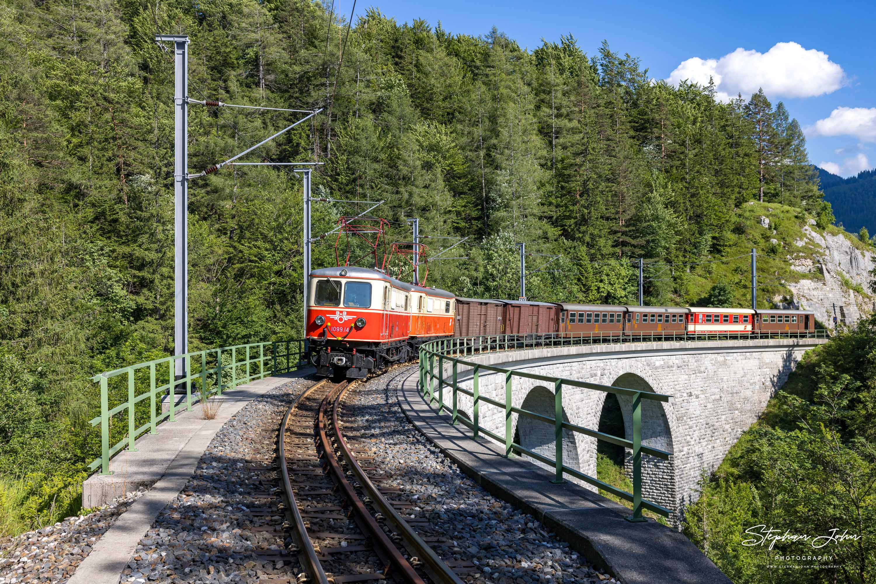 Zug 80966 mit Lok 1099.14 und 1099.11 überquert den Saugrabenviadukt