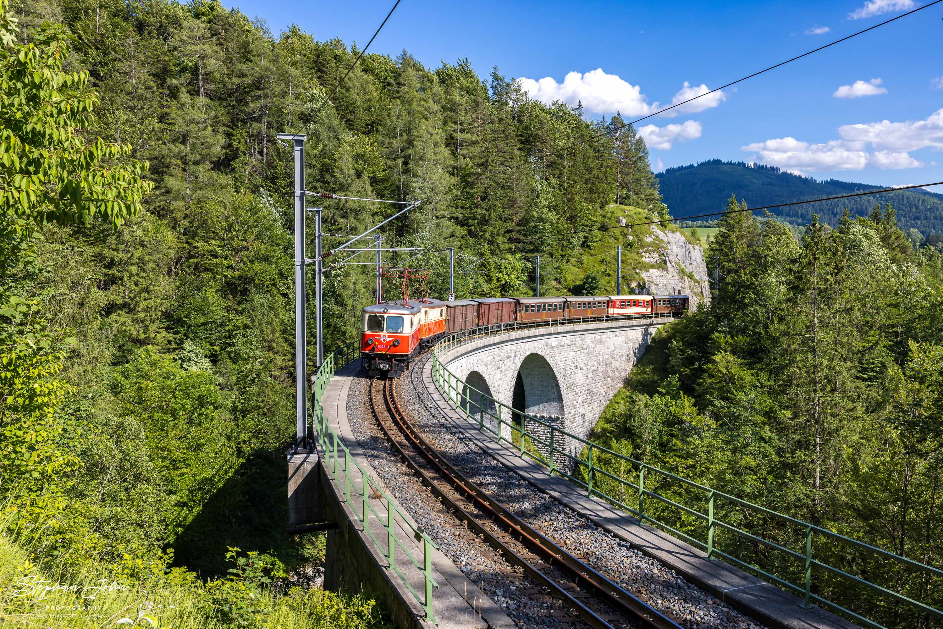 Zug 80966 mit Lok 1099.14 und 1099.11 überquert den Saugrabenviadukt