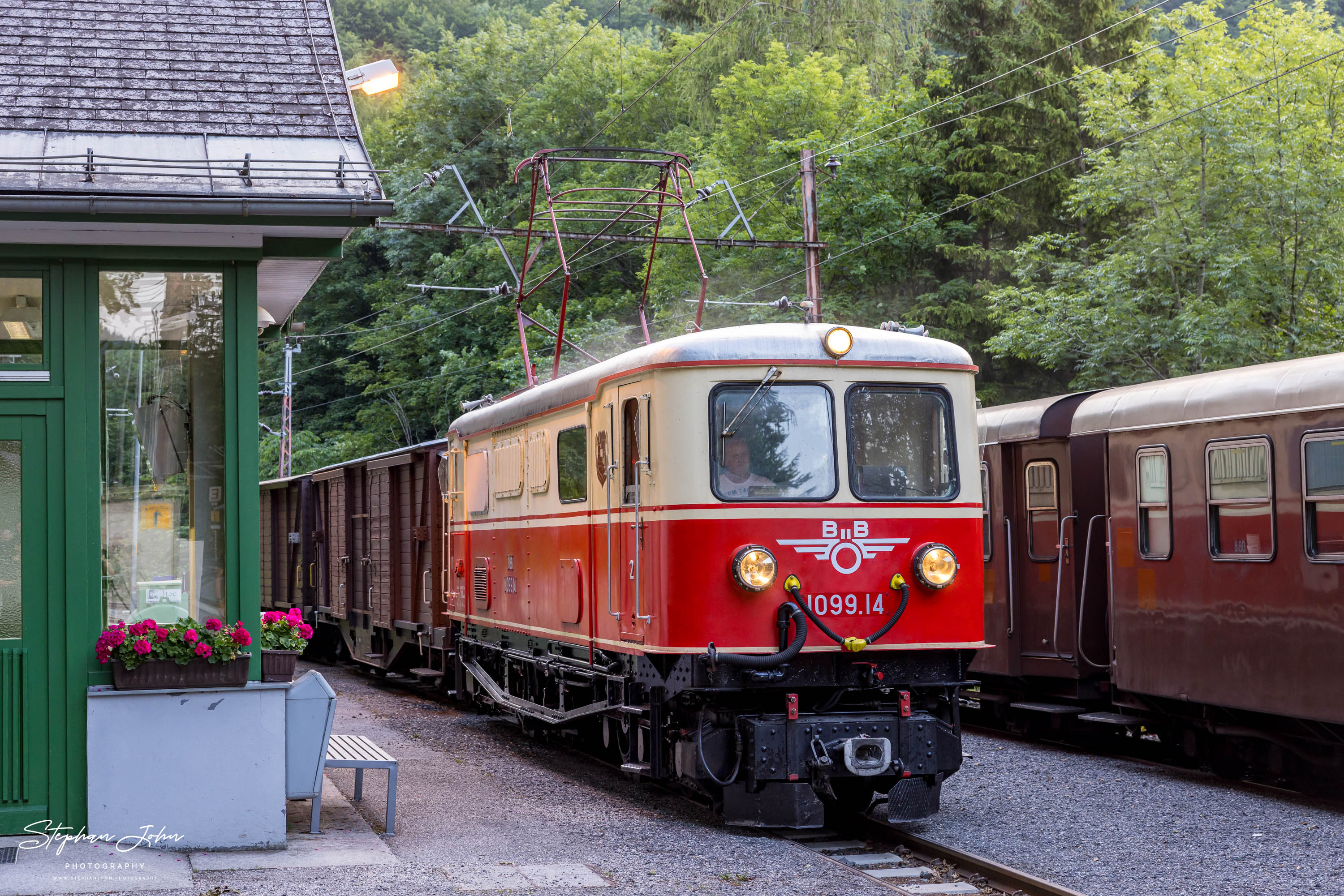 Zug 80967 ist im Bahnhof Puchenstuben angekommen und wendet auf Zug 80968. Dabei rangieren die Loks 1099.11 und 1099.14 die einzelnen Zugteile um.