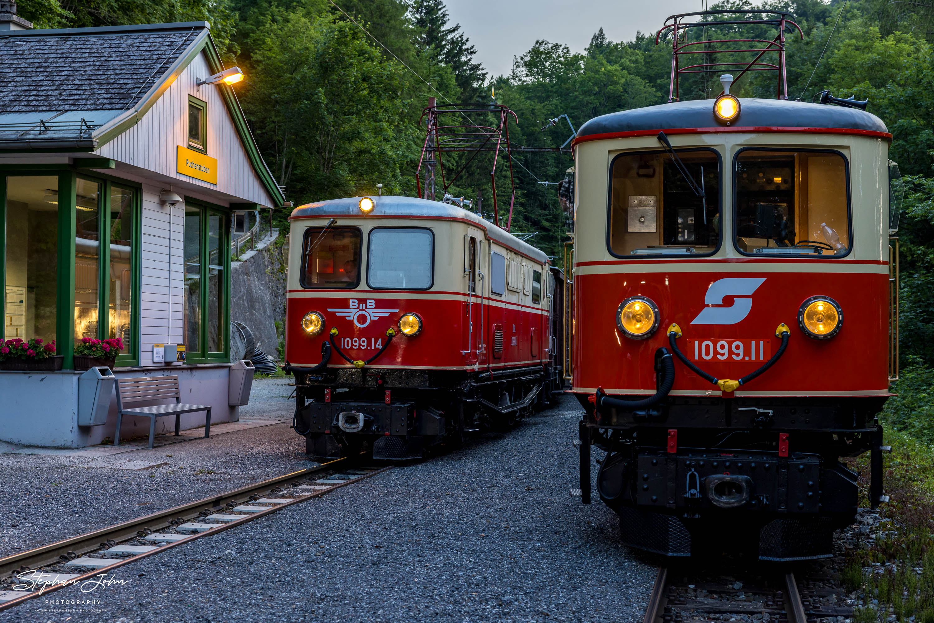 Zug 80967 ist im Bahnhof Puchenstuben angekommen und wendet auf Zug 80968. Dabei rangieren die Loks 1099.11 und 1099.14 die einzelnen Zugteile um.