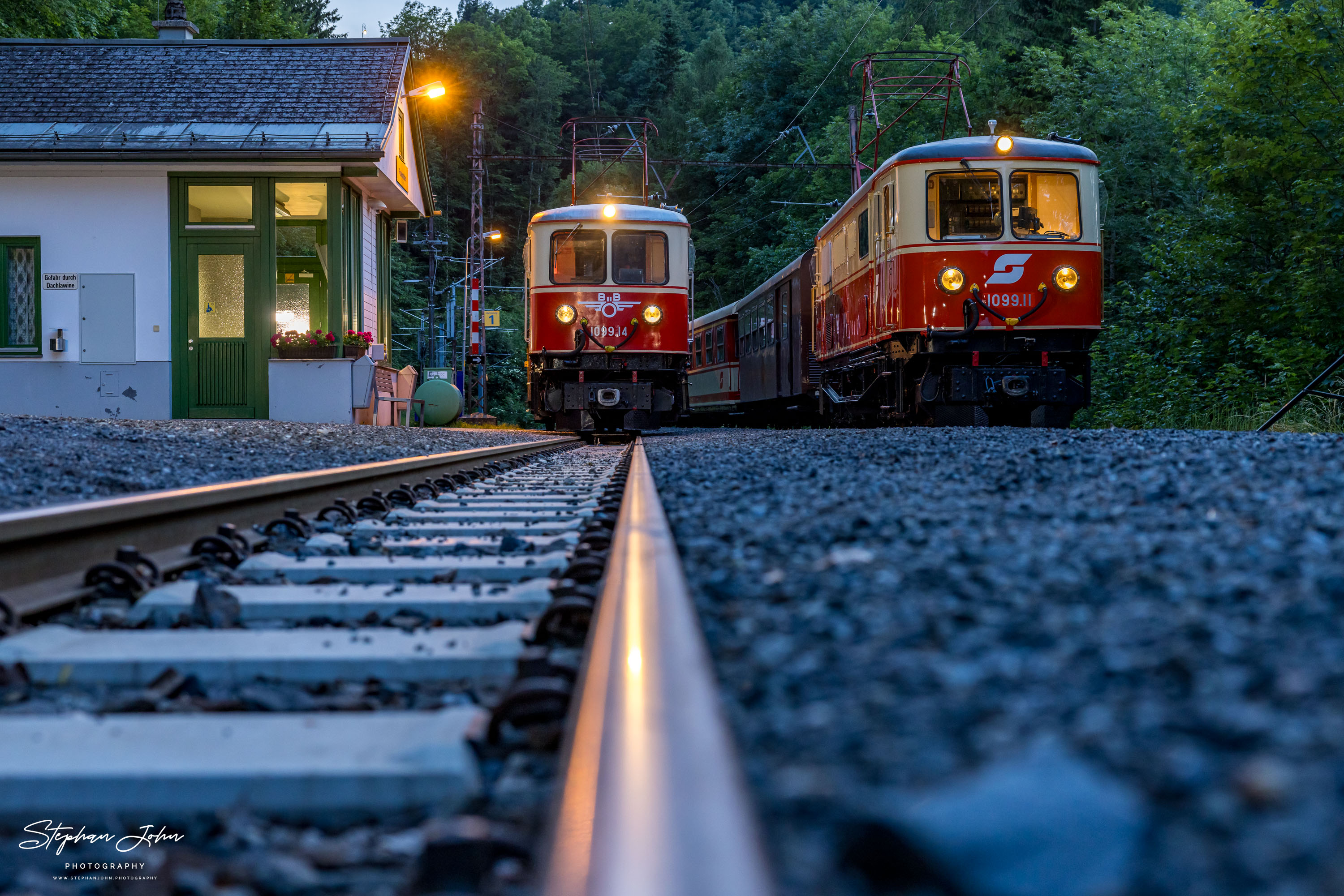 Zug 80967 ist im Bahnhof Puchenstuben angekommen und wendet auf Zug 80968. Dabei rangieren die Loks 1099.11 und 1099.14 die einzelnen Zugteile um.