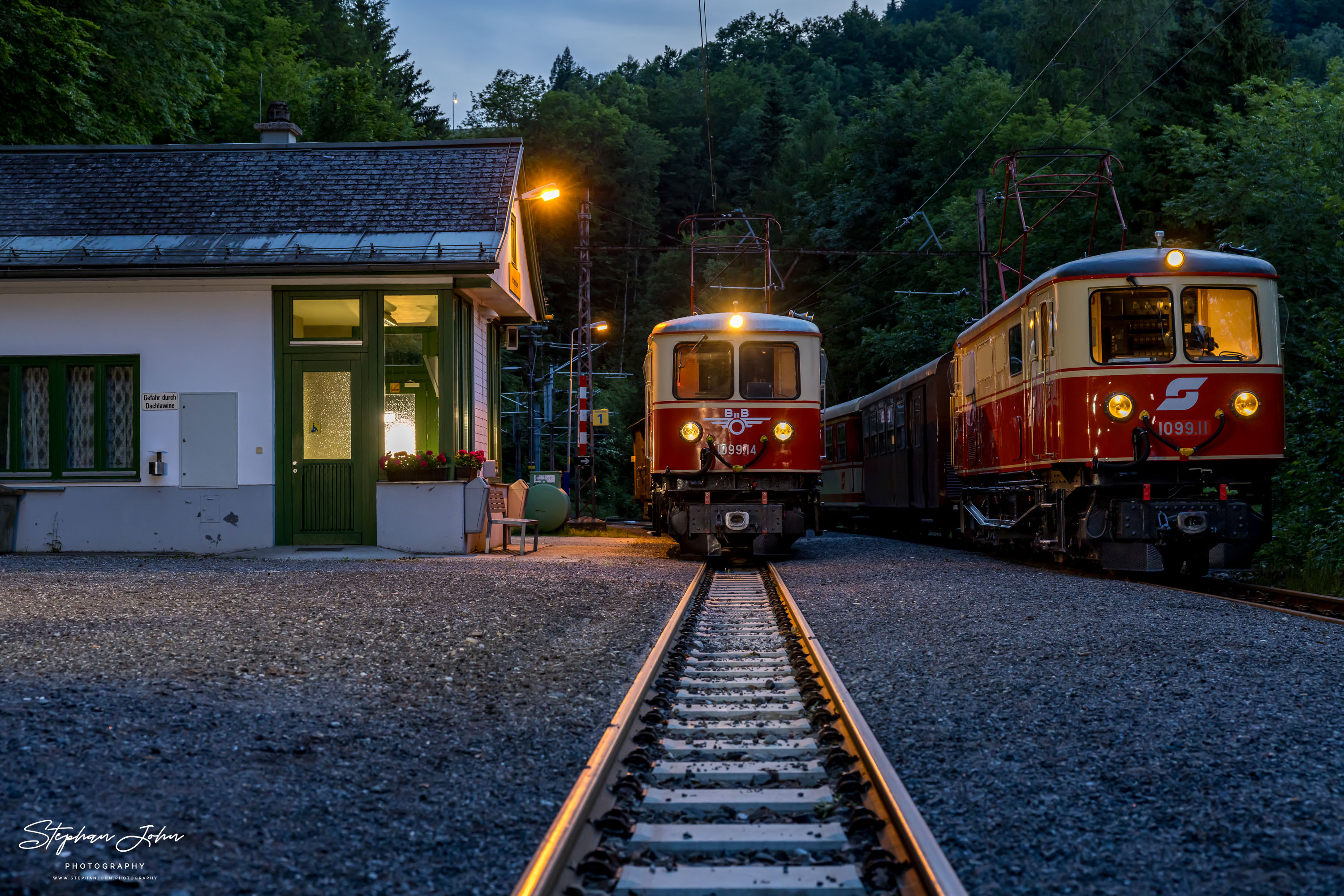 Zug 80967 ist im Bahnhof Puchenstuben angekommen und wendet auf Zug 80968. Dabei rangieren die Loks 1099.11 und 1099.14 die einzelnen Zugteile um.