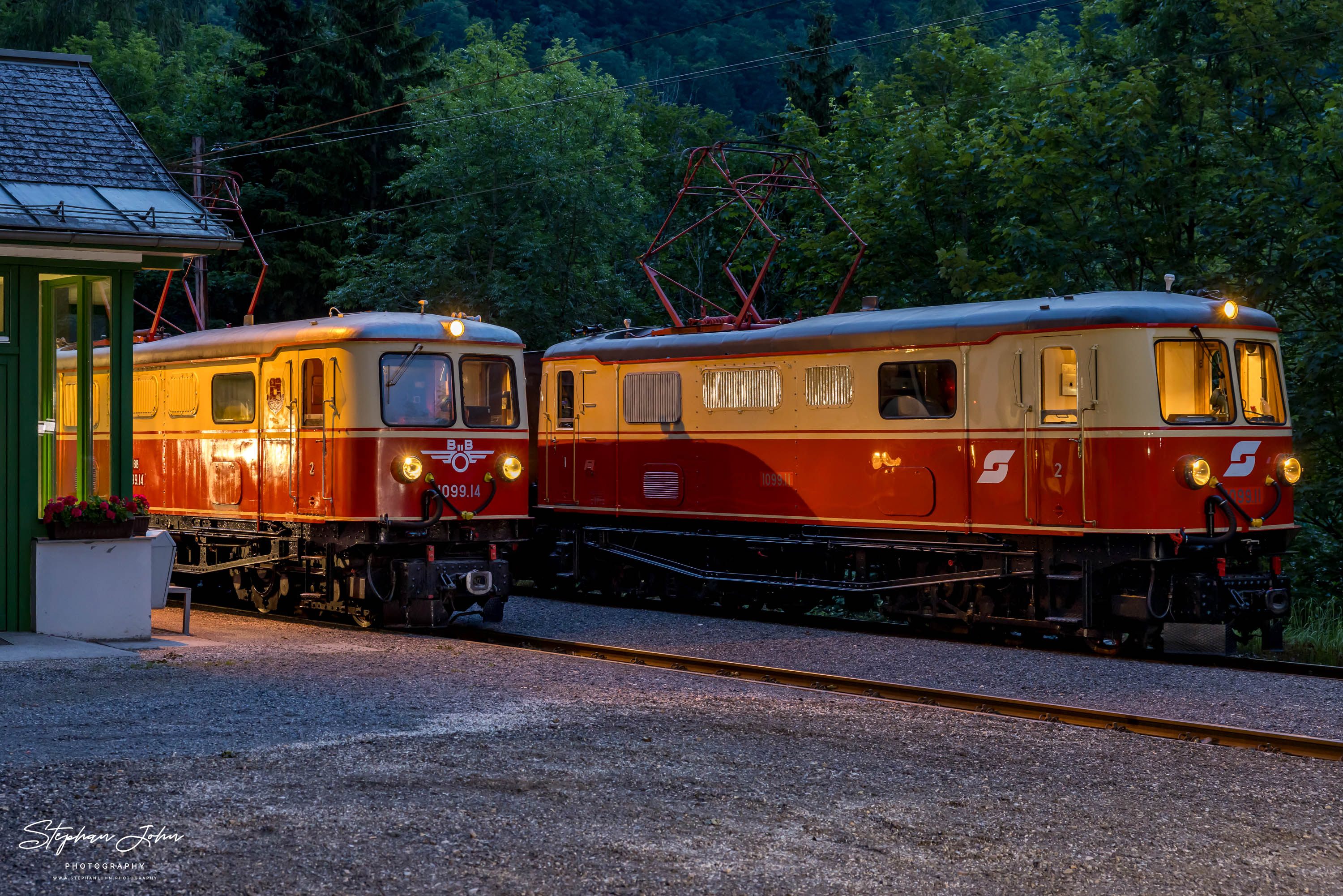 Zug 80967 ist im Bahnhof Puchenstuben angekommen und wendet auf Zug 80968. Dabei rangieren die Loks 1099.11 und 1099.14 die einzelnen Zugteile um.