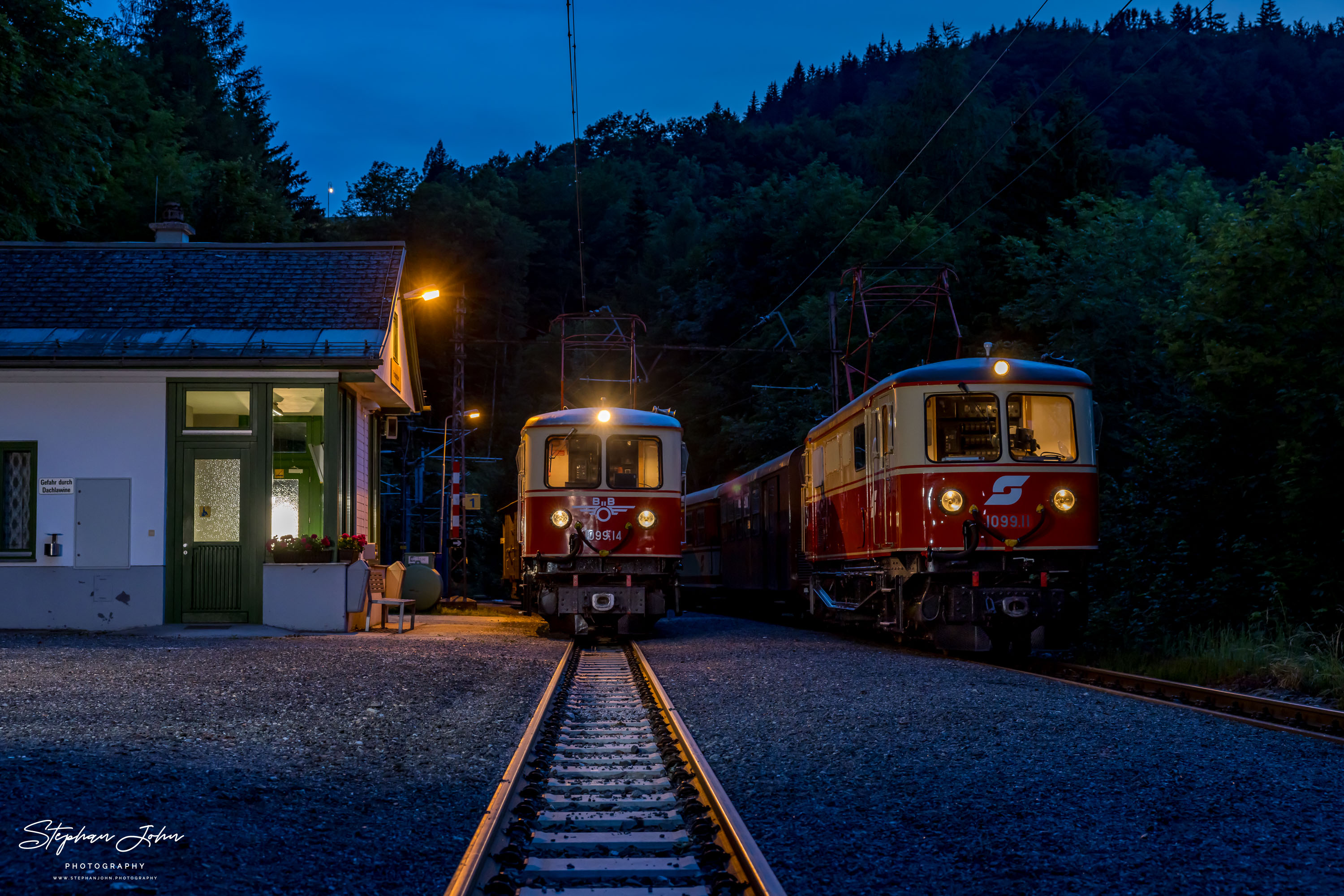 Zug 80967 ist im Bahnhof Puchenstuben angekommen und wendet auf Zug 80968. Dabei rangieren die Loks 1099.11 und 1099.14 die einzelnen Zugteile um.