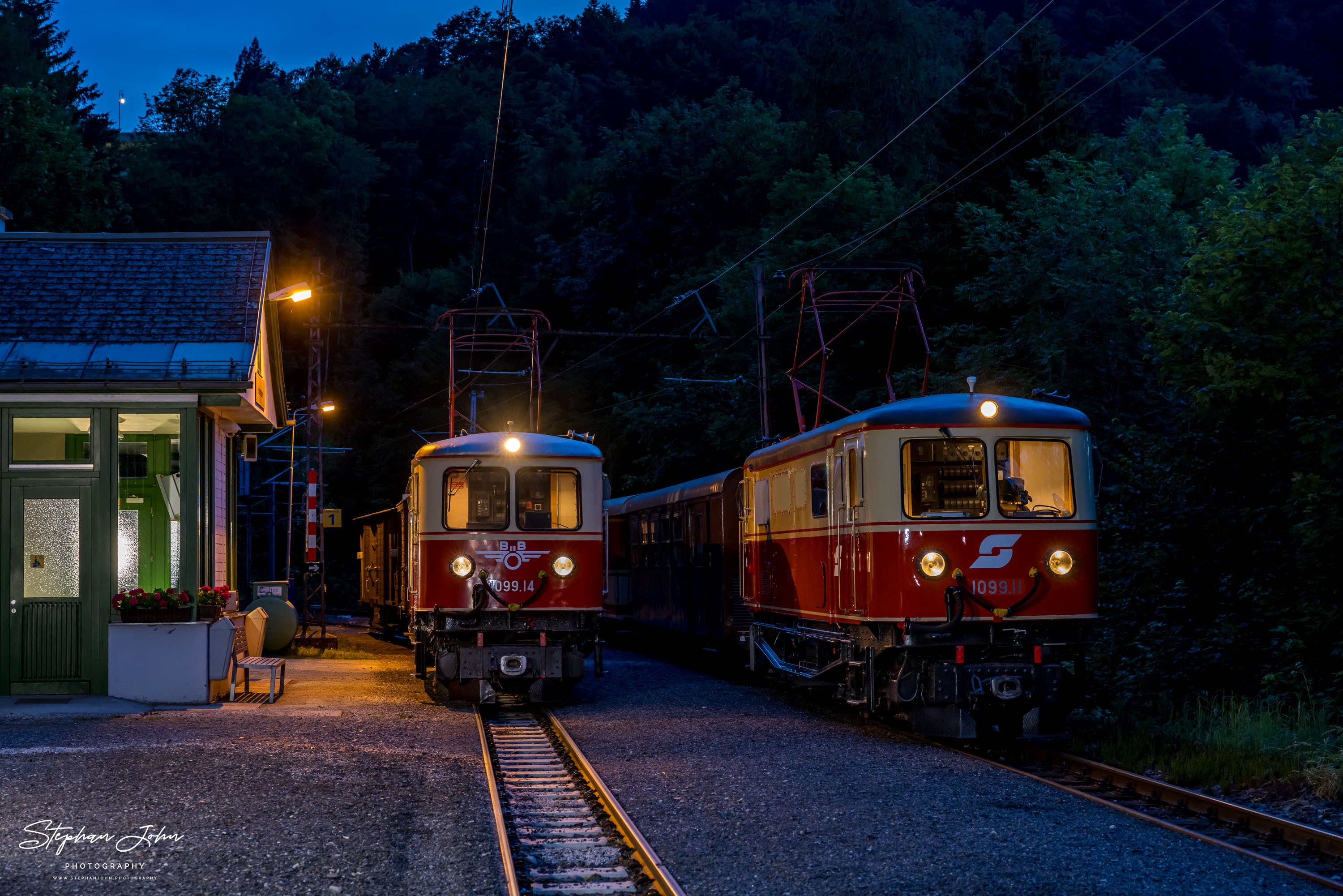 Zug 80967 ist im Bahnhof Puchenstuben angekommen und wendet auf Zug 80968. Dabei rangieren die Loks 1099.11 und 1099.14 die einzelnen Zugteile um.