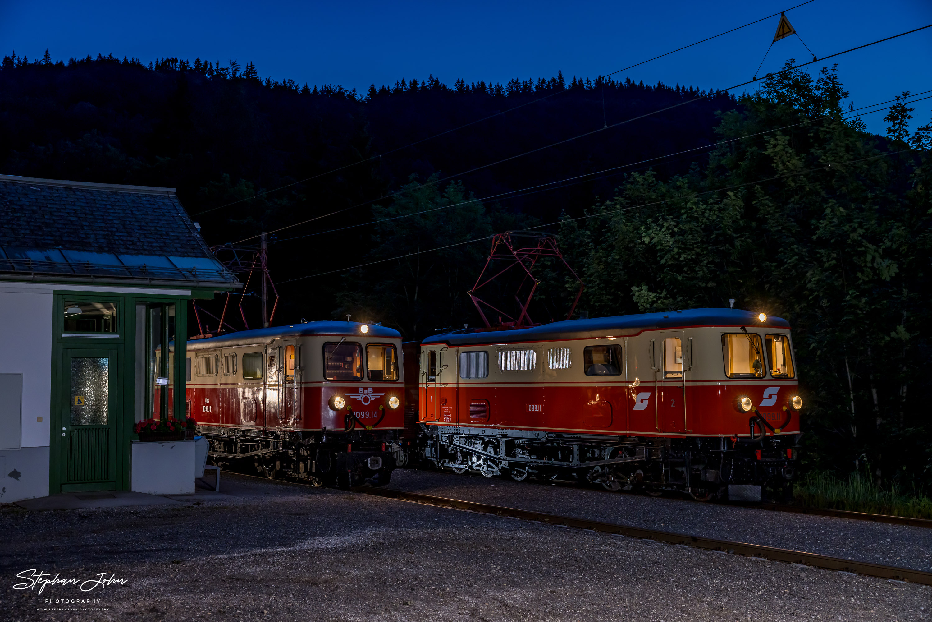 Zug 80967 ist im Bahnhof Puchenstuben angekommen und wendet auf Zug 80968. Dabei rangieren die Loks 1099.11 und 1099.14 die einzelnen Zugteile um.