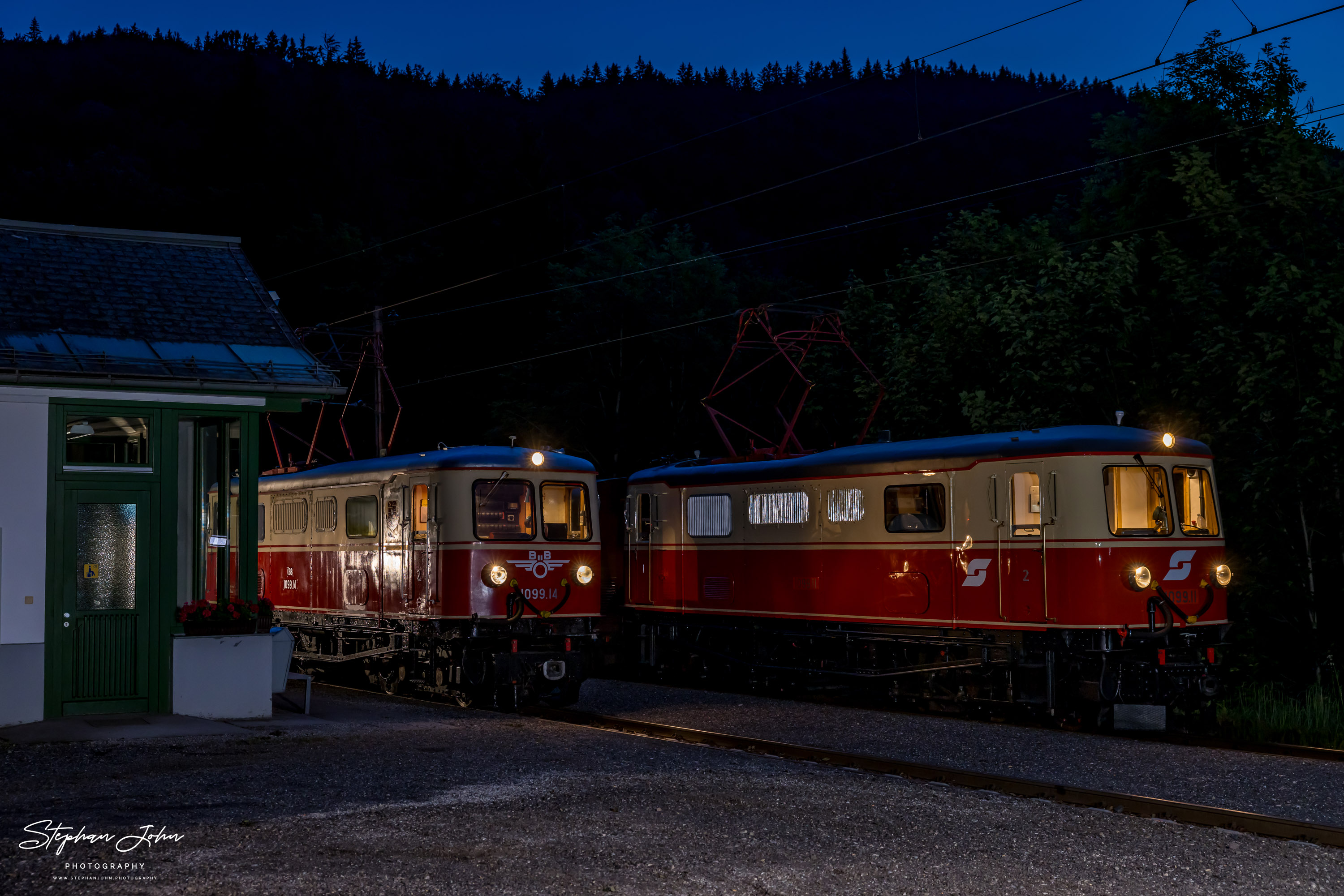 Zug 80967 ist im Bahnhof Puchenstuben angekommen und wendet auf Zug 80968. Dabei rangieren die Loks 1099.11 und 1099.14 die einzelnen Zugteile um.