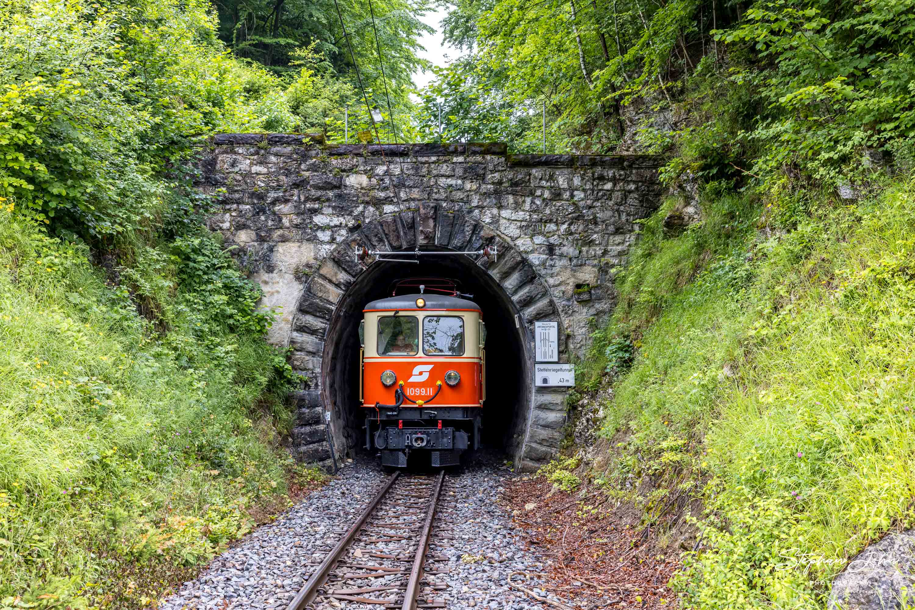 Zug 80962 mit Lok 1099.11 und 1099.14 nach Winterbach in Richtung Laubenbachmühle kommt aus dem Stettenriegeltunnel