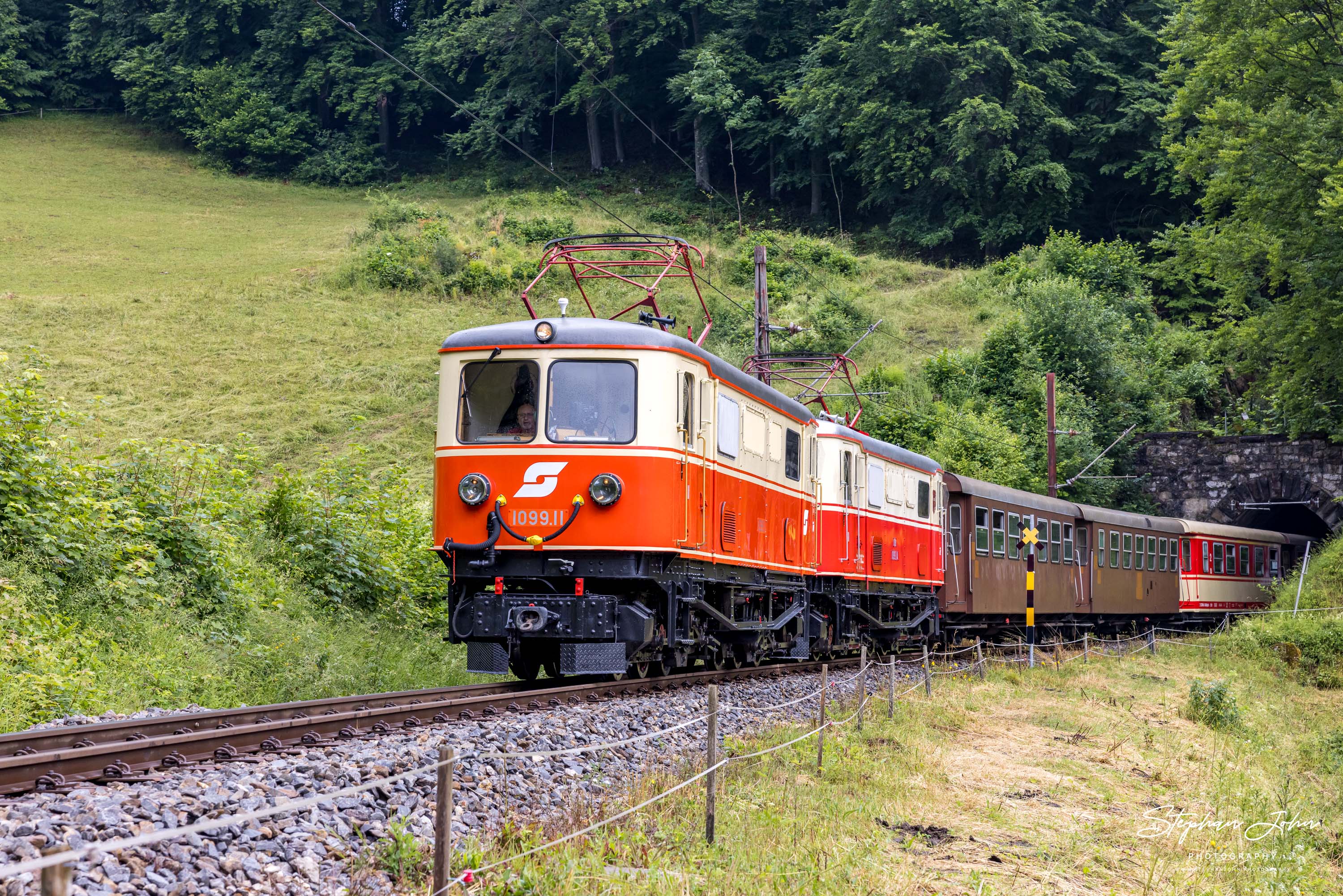 Zug 80962 mit Lok 1099.11 und 1099.14 nach Winterbach in Richtung Laubenbachmühle kommt aus dem Stettenriegeltunnel