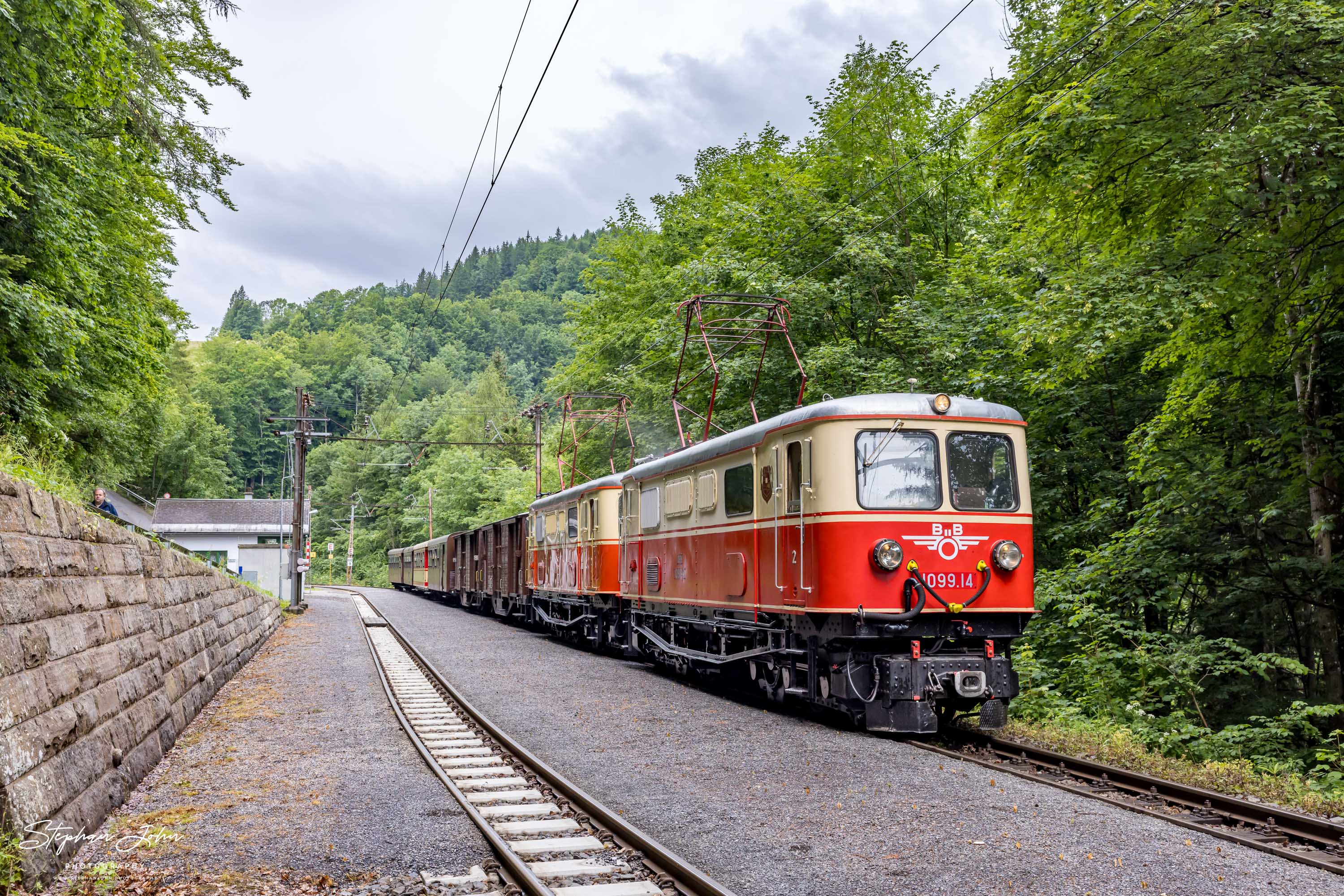 Zug 80963 mit Lok 1099.14 und 1099.11 nach Mariazell steht im Bahnhof Puchenstuben