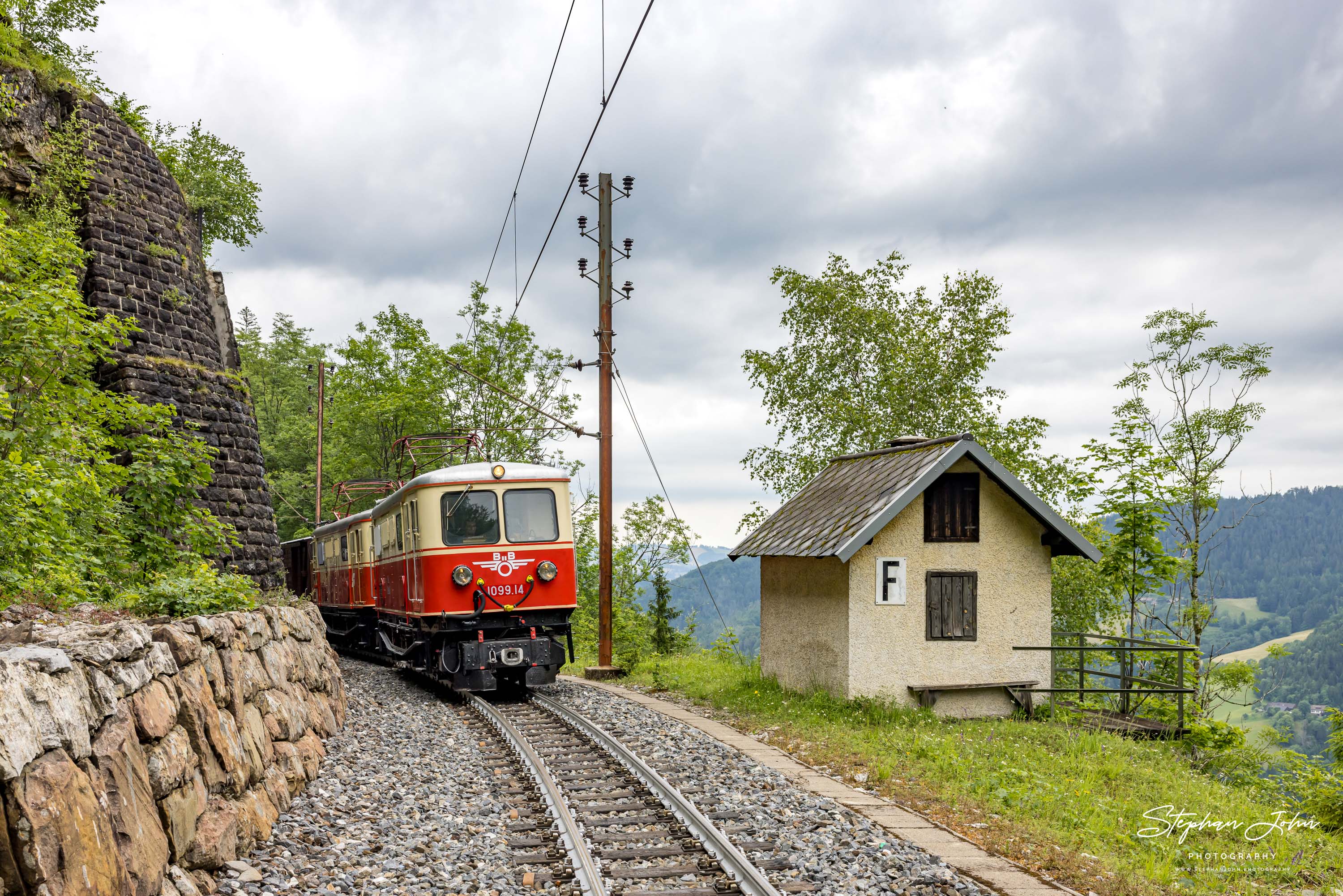 Zug 80963 mit Lok 1099.14 und 1099.11 nach Mariazell zwischen dem Bahnhof Puchenstuben und Gösing