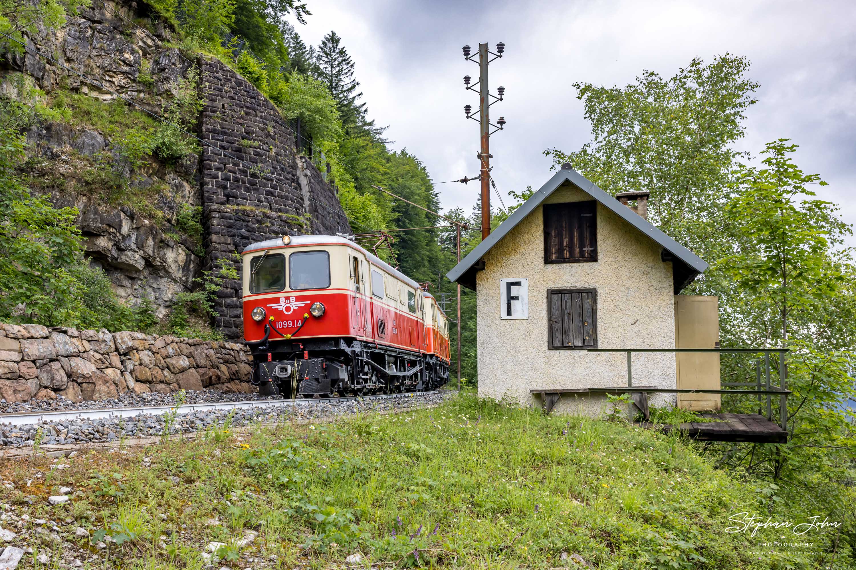 Zug 80963 mit Lok 1099.14 und 1099.11 nach Mariazell zwischen dem Bahnhof Puchenstuben und Gösing