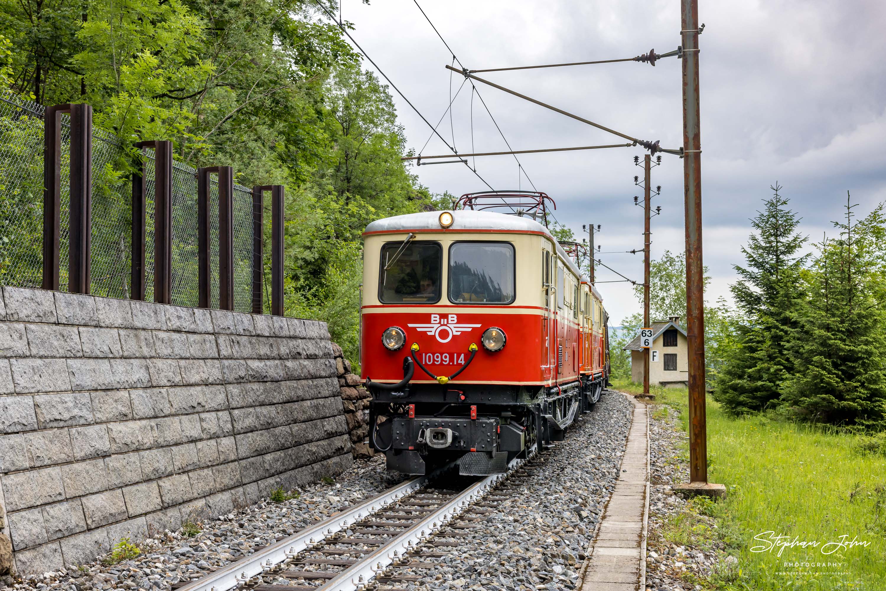 Zug 80963 mit Lok 1099.14 und 1099.11 nach Mariazell zwischen dem Bahnhof Puchenstuben und Gösing