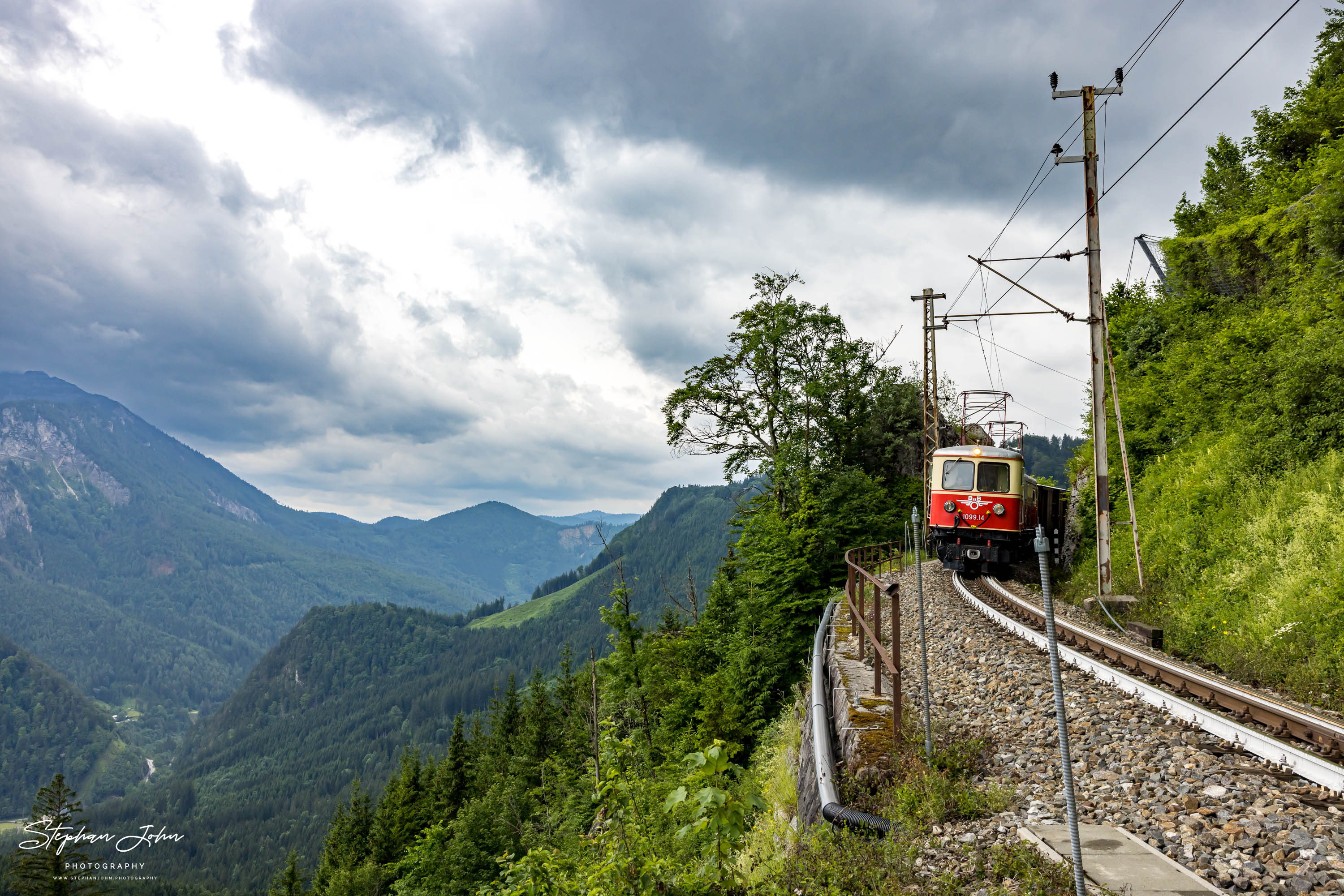 Zug 80963 mit Lok 1099.14 und 1099.11 nach Mariazell nach dem Bahnhof Gösing