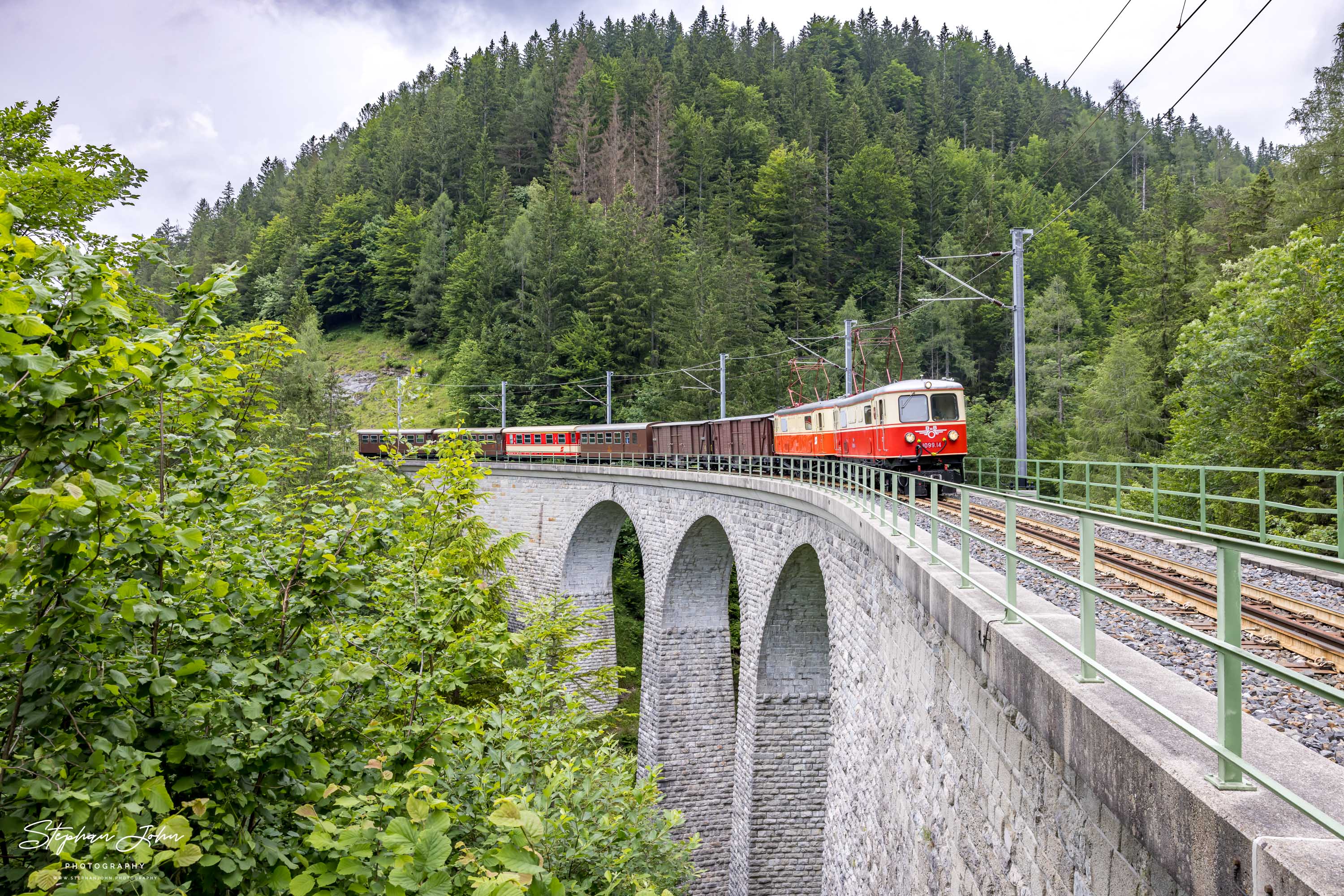 Zug 80963 mit Lok 1099.14 und 1099.11 nach Mariazell überquert den Saugrabenviadukt