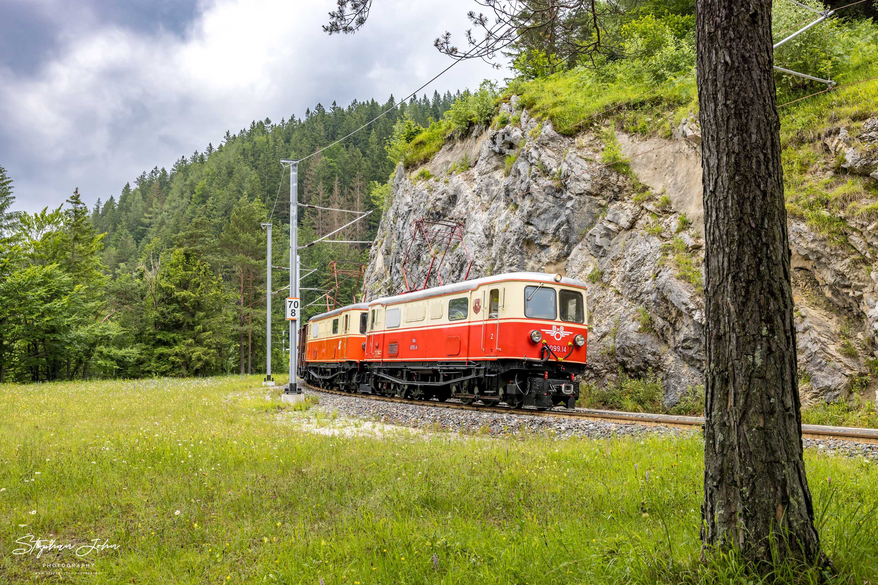 Zug 80963 mit Lok 1099.14 und 1099.11 nach Mariazell zwischen dem Saugrabenviadukt und dem Bahnhof Annaberg-Reith