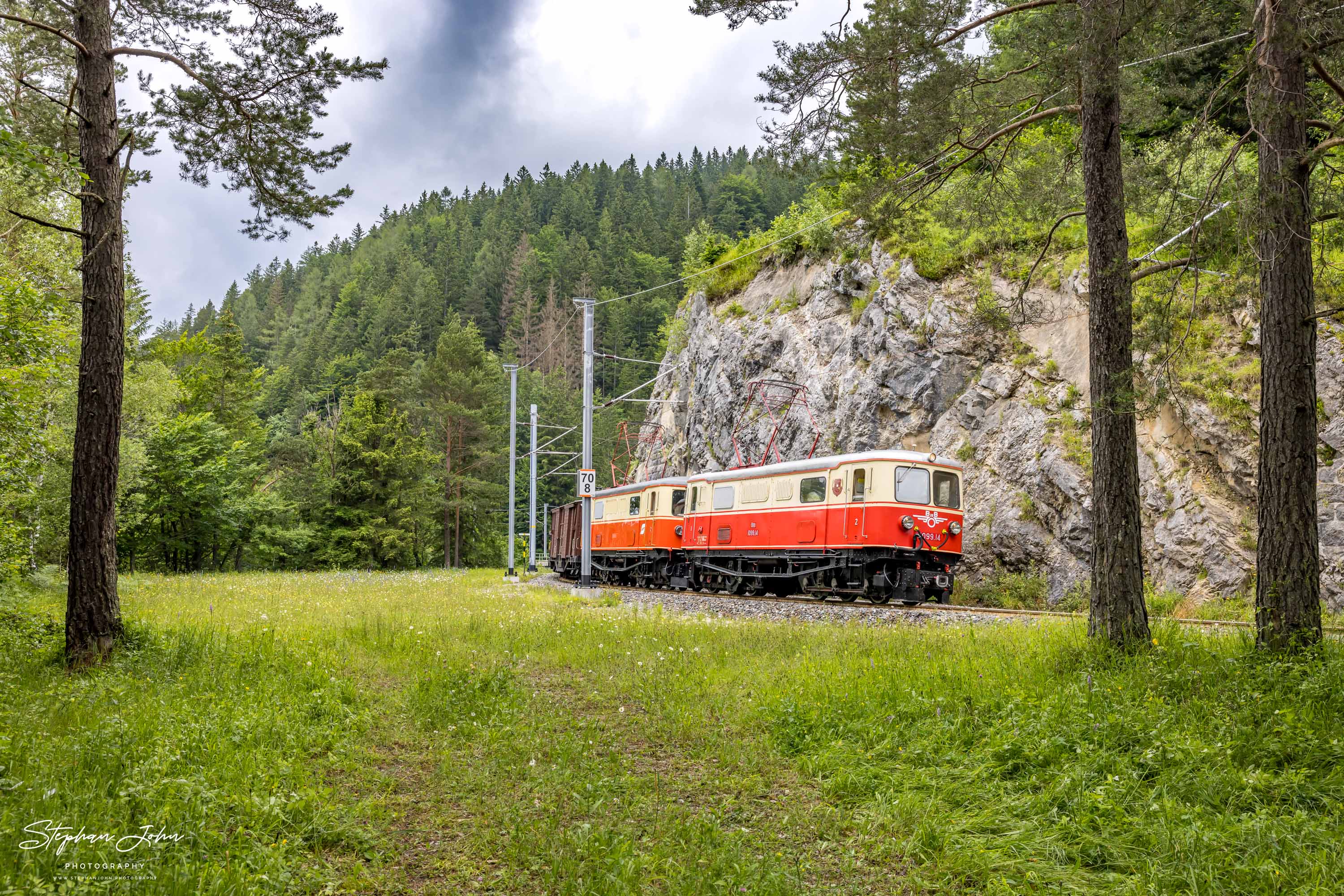 Zug 80963 mit Lok 1099.14 und 1099.11 nach Mariazell zwischen dem Saugrabenviadukt und dem Bahnhof Annaberg-Reith