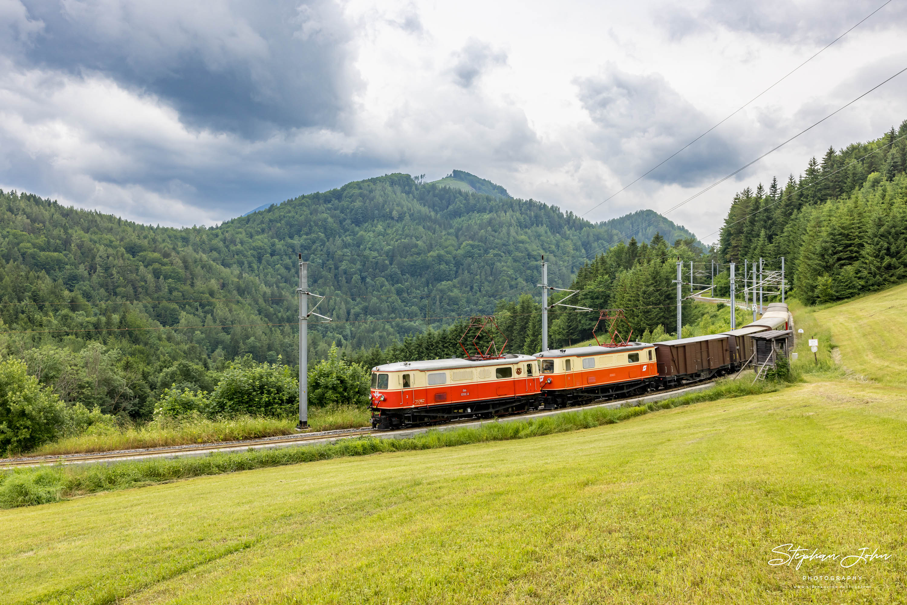 Zug 80963 mit Lok 1099.14 und 1099.11 nach Mariazell kurz vor dem Bahnhof Annaberg-Reith
