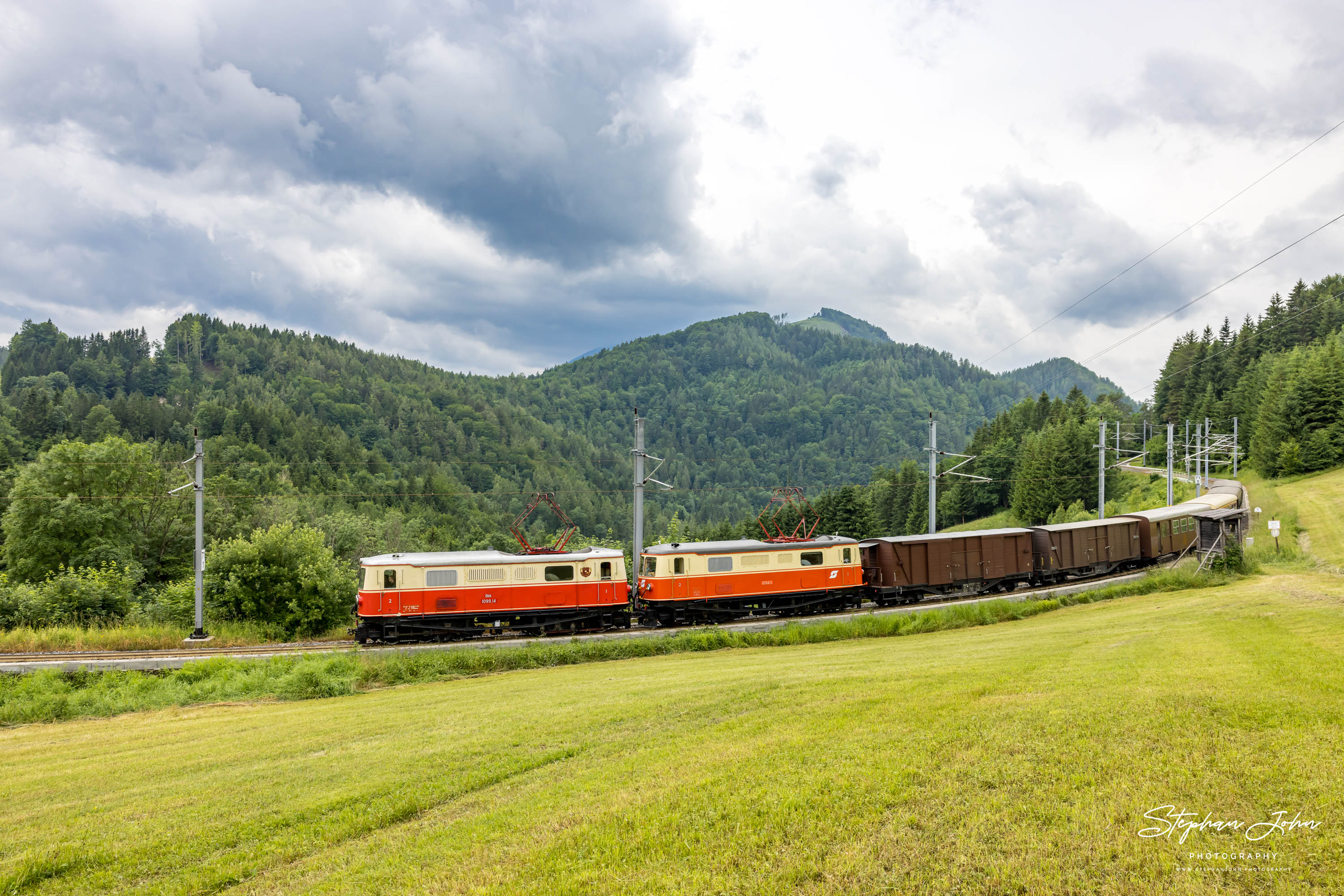Zug 80963 mit Lok 1099.14 und 1099.11 nach Mariazell kurz vor dem Bahnhof Annaberg-Reith