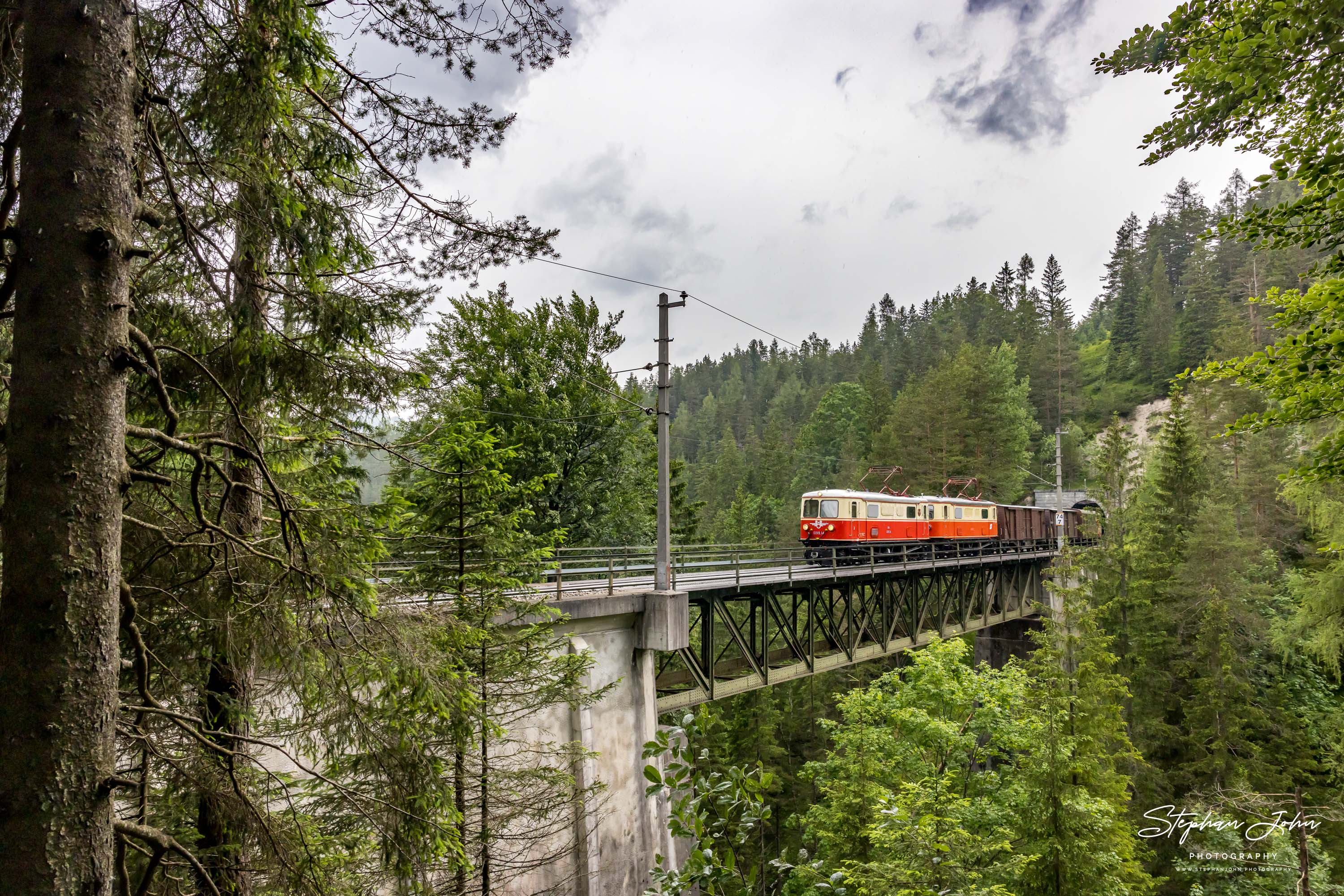 Zug 80963 mit Lok 1099.14 und 1099.11 nach Mariazell überquert im Regen die Raingrabenbrücke