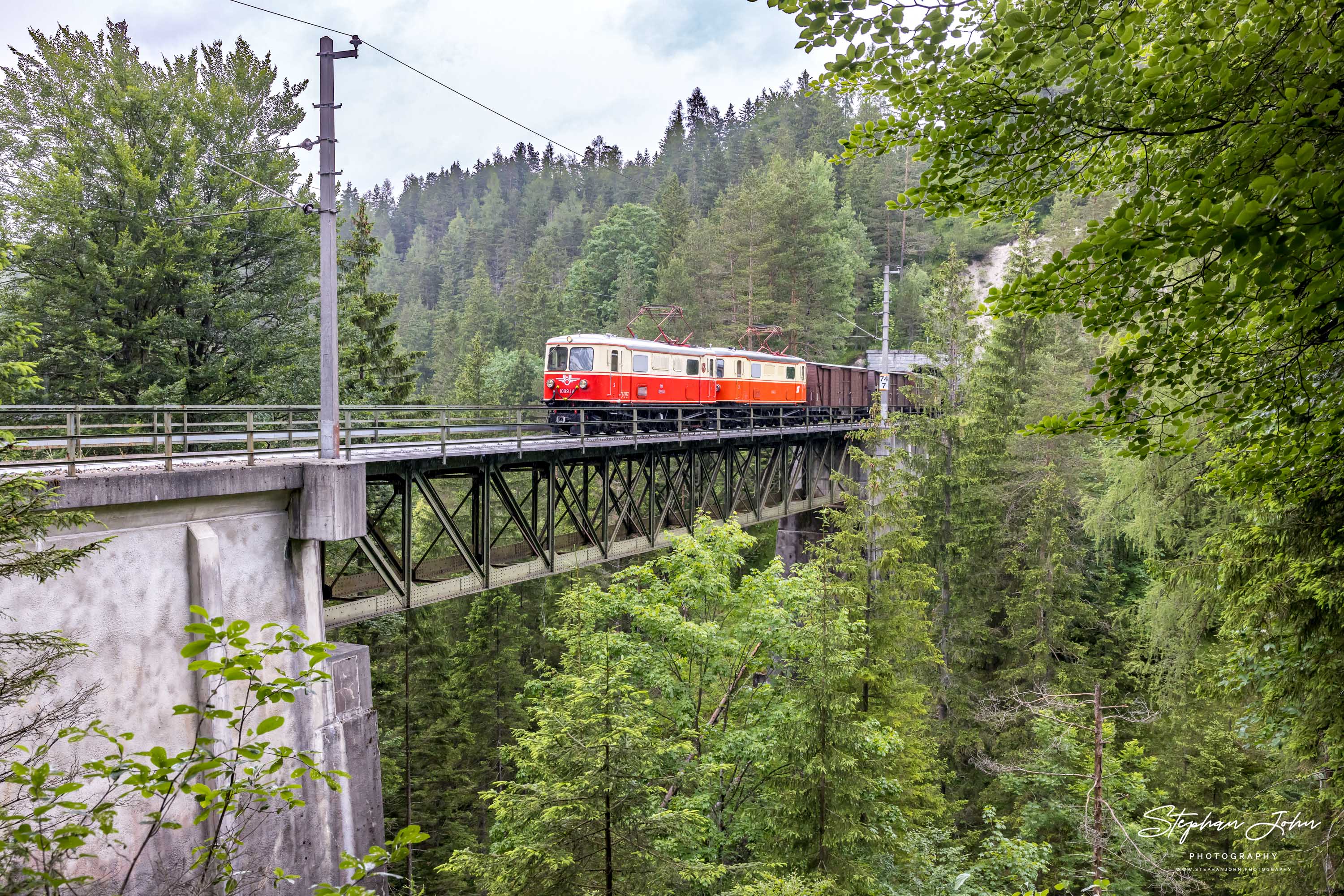 Zug 80963 mit Lok 1099.14 und 1099.11 nach Mariazell überquert im Regen die Raingrabenbrücke