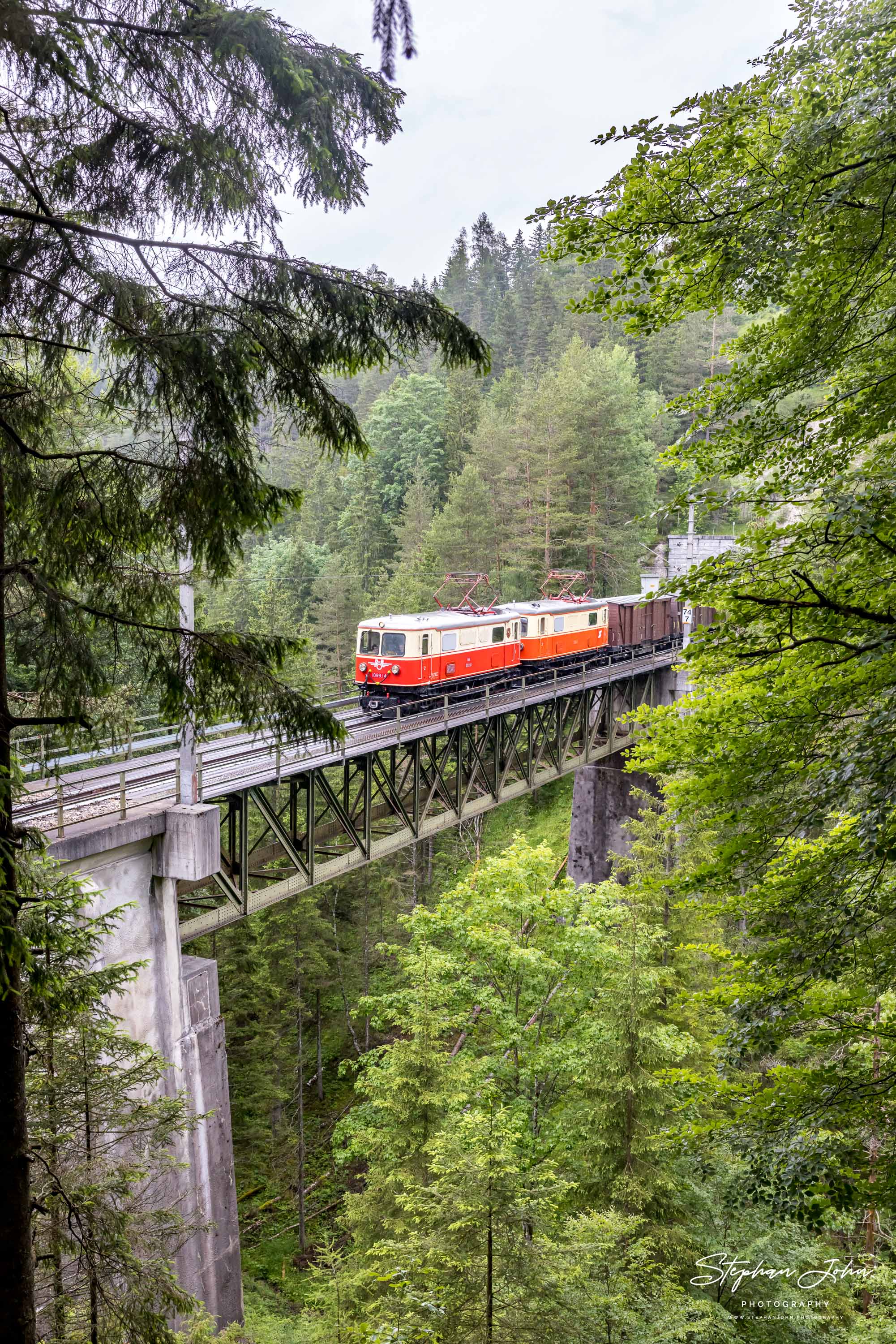 Zug 80963 mit Lok 1099.14 und 1099.11 nach Mariazell überquert im Regen die Raingrabenbrücke