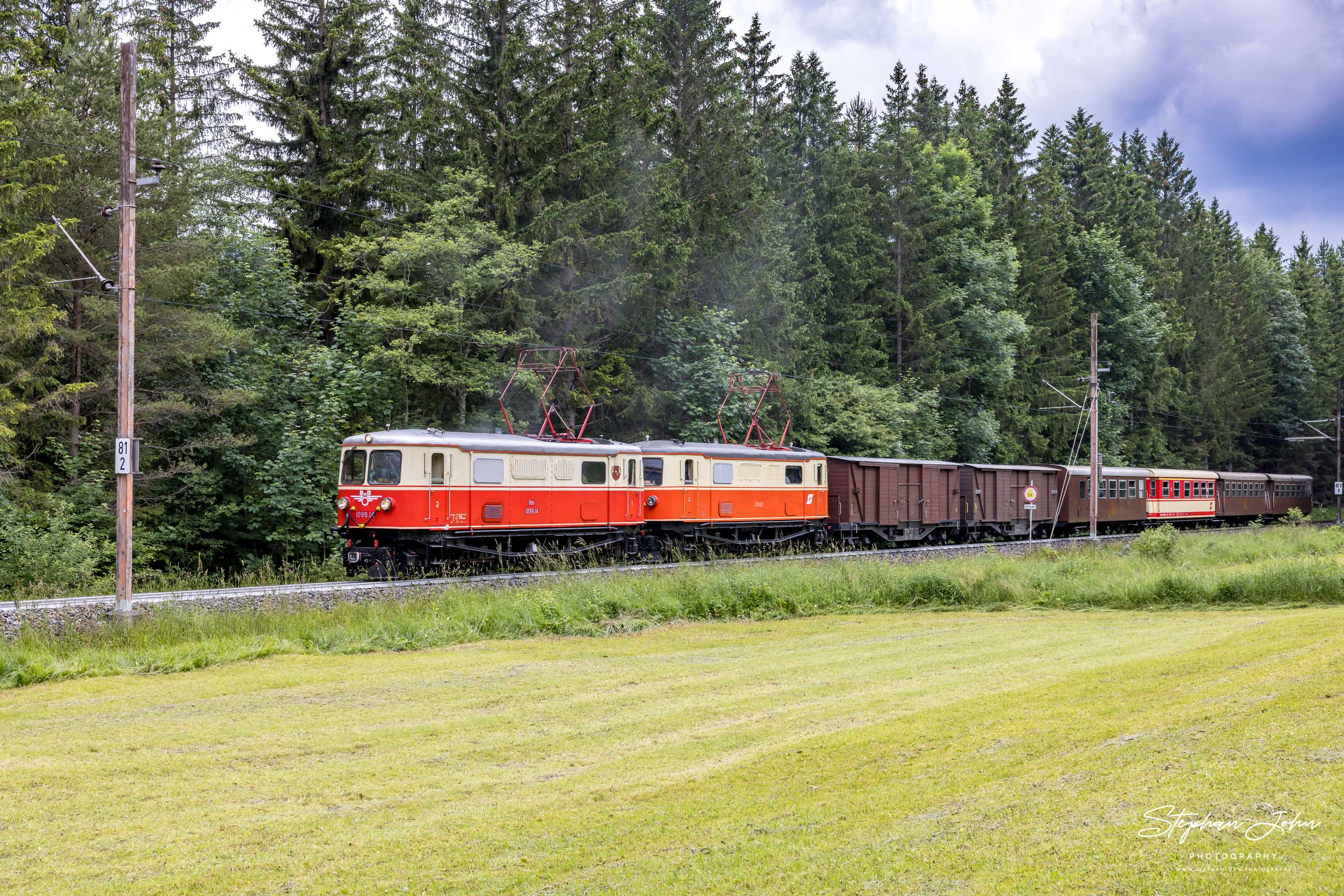 Zug 80963 mit Lok 1099.14 und 1099.11 nach Mariazell kurz nach Mitterbach vorm Übergang Steirerweg