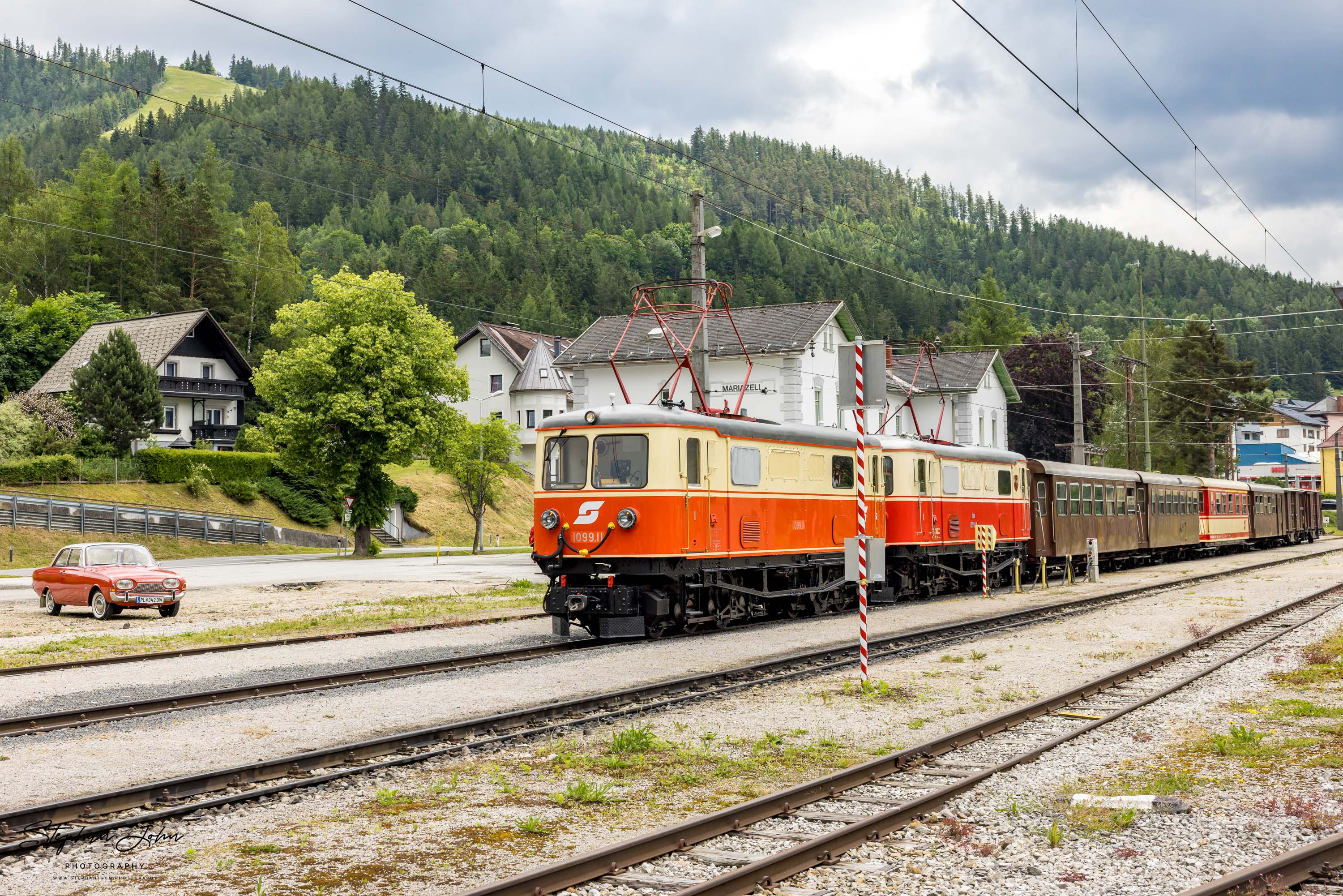 Zug 80964 mit Lok 1099.11 und 1099.14 nach Gösing steht abfahrtbereit in Mariazell