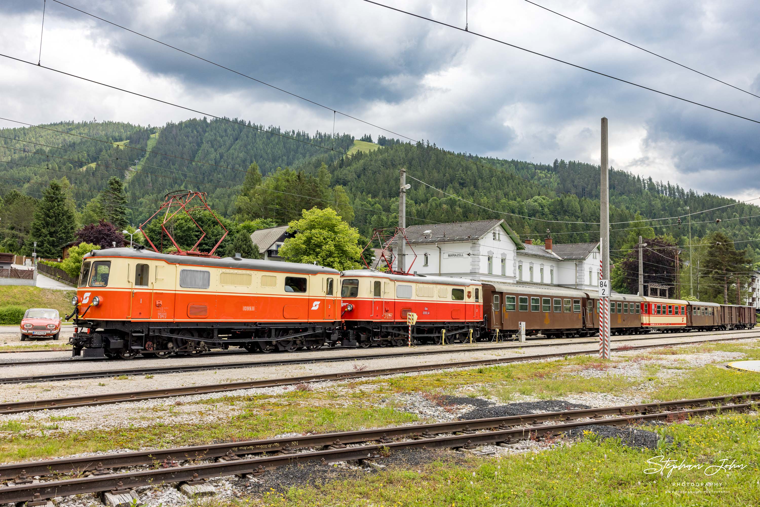 Zug 80964 mit Lok 1099.11 und 1099.14 nach Gösing steht abfahrtbereit in Mariazell