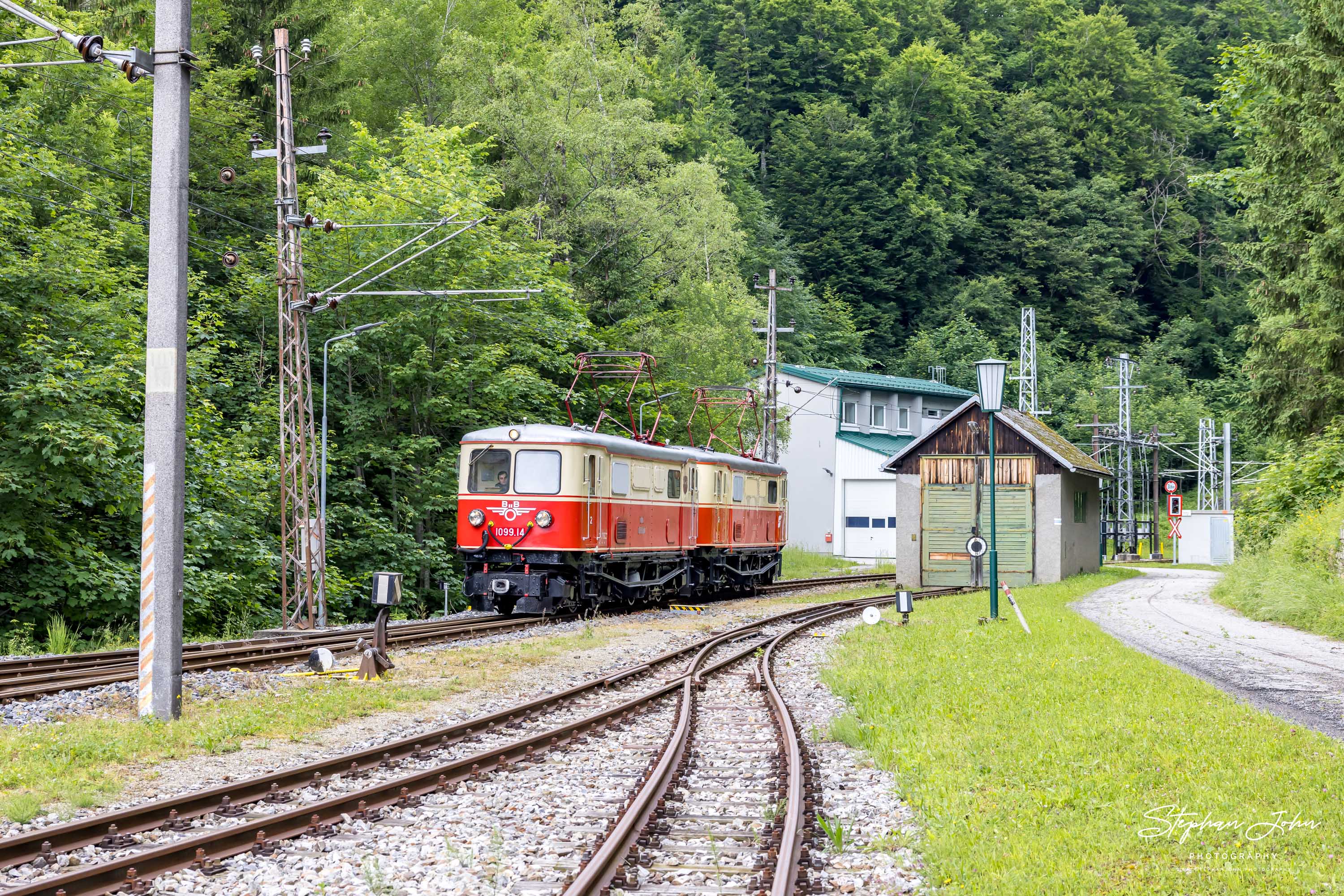 Lok 1099.14 und 1099.11 beim Umfahren in Gösing. In Österreich wird das Umfahren als Stürzen benannt