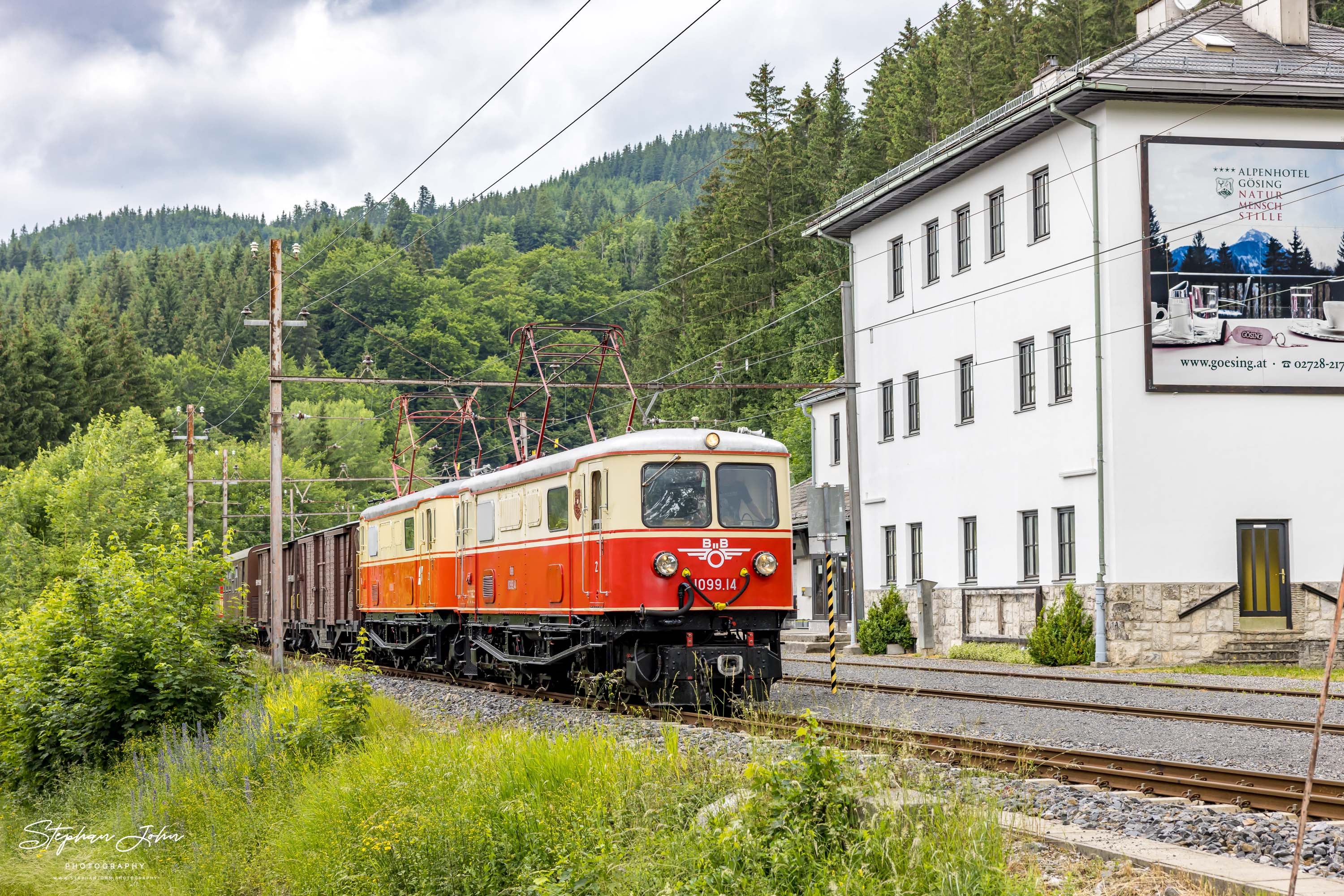 Zug 80965 mit Lok 1099.14 und 1099.11 steht abfahrtbereit in Gösing