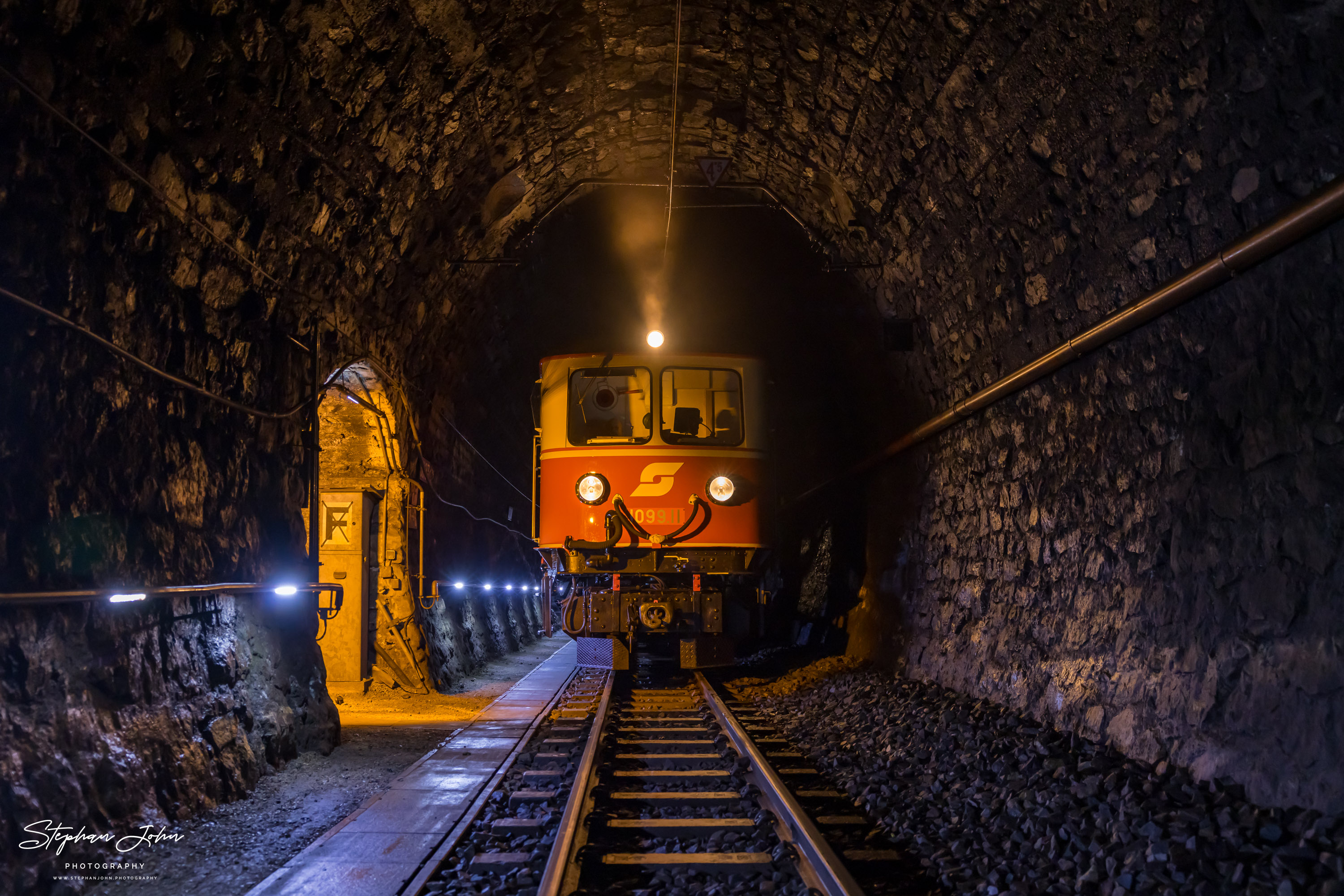 <p>Zug 80966 mit Lok 1099.14 und 1099.11 nimmt im Gösingtunnel die Tunnelwache auf</p>