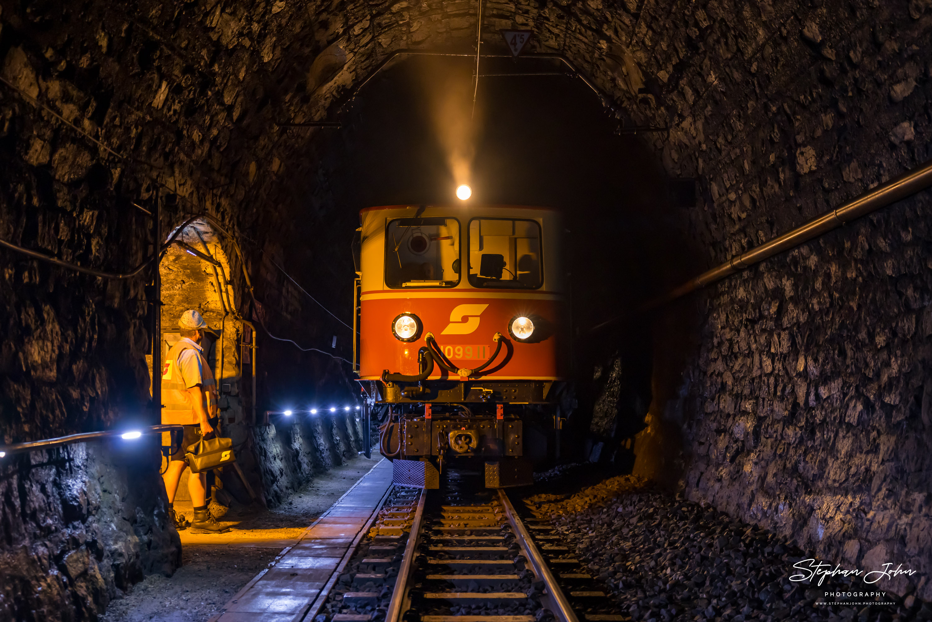 <p>Zug 80966 mit Lok 1099.14 und 1099.11 nimmt im Gösingtunnel die Tunnelwache auf</p>
