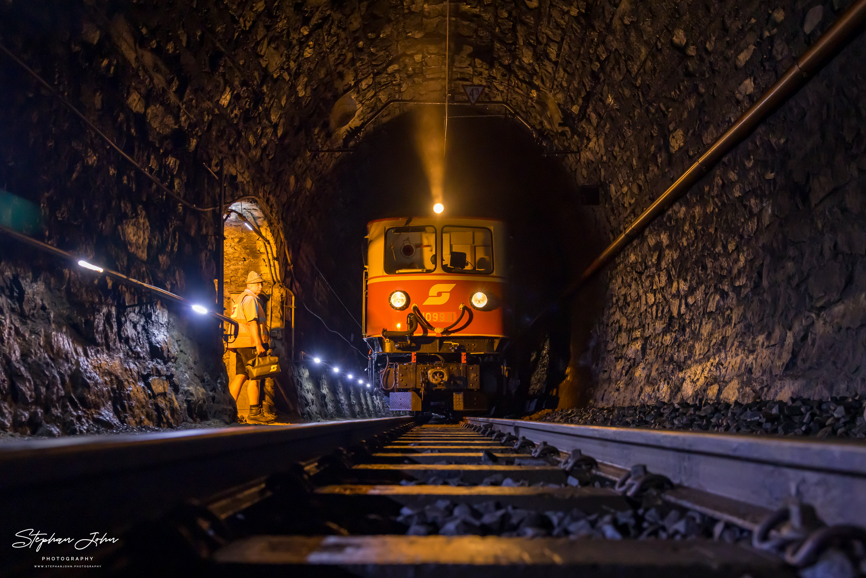 <p>Zug 80966 mit Lok 1099.14 und 1099.11 nimmt im Gösingtunnel die Tunnelwache auf</p>