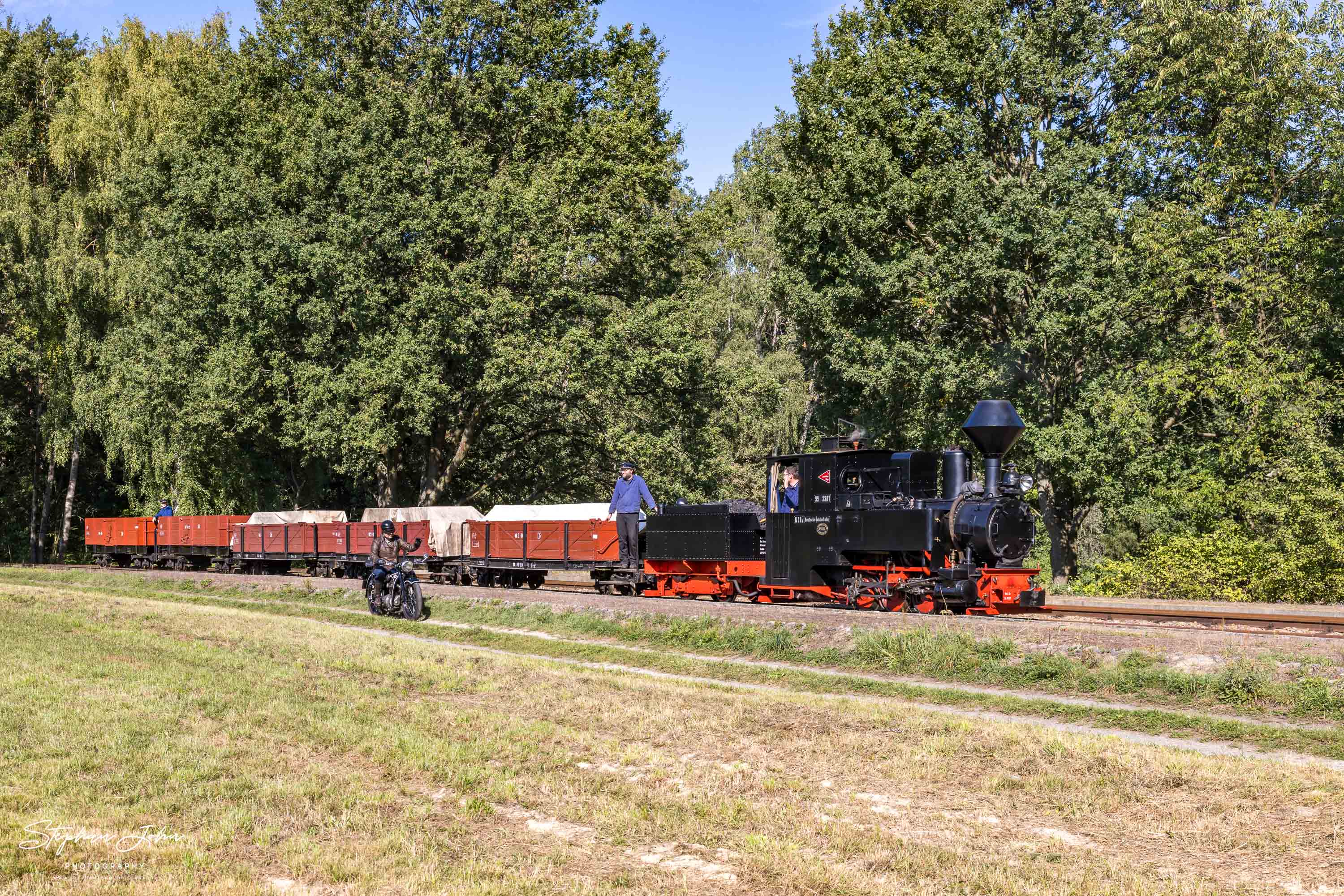 Lok 99 3301 mit einem Güterzug auf dem Weg nach Bad Muskau im Bahnhof Krauschwitz Baierweiche