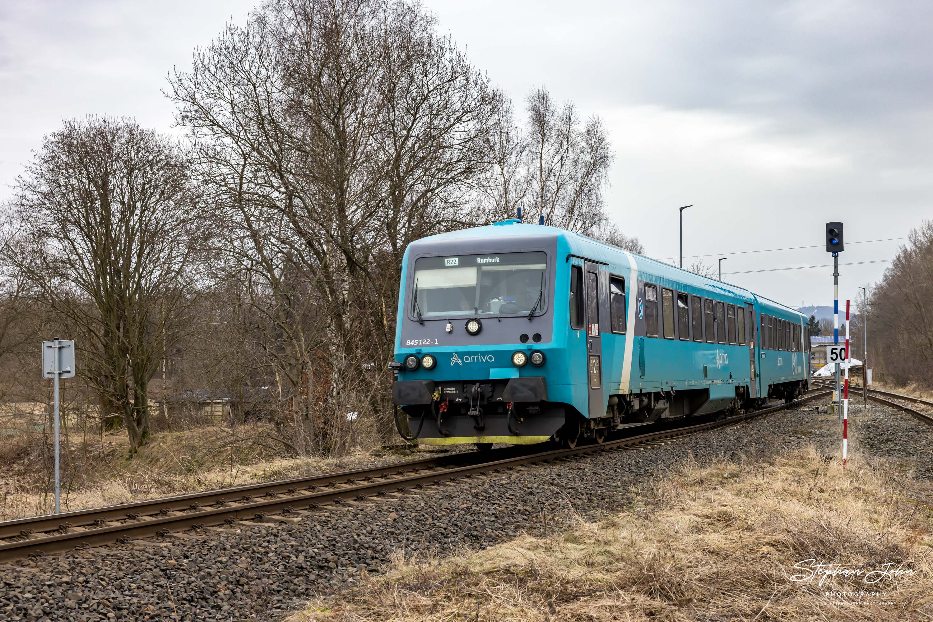 <p>Ein ehemaliger VT 628 der DB fährt mit der neuen Bezeichnung 845 122-1 als Zug ARV 1184 nach Rumburk und verlässt hier gerade den Bahnhof von Krásná Lípa</p>