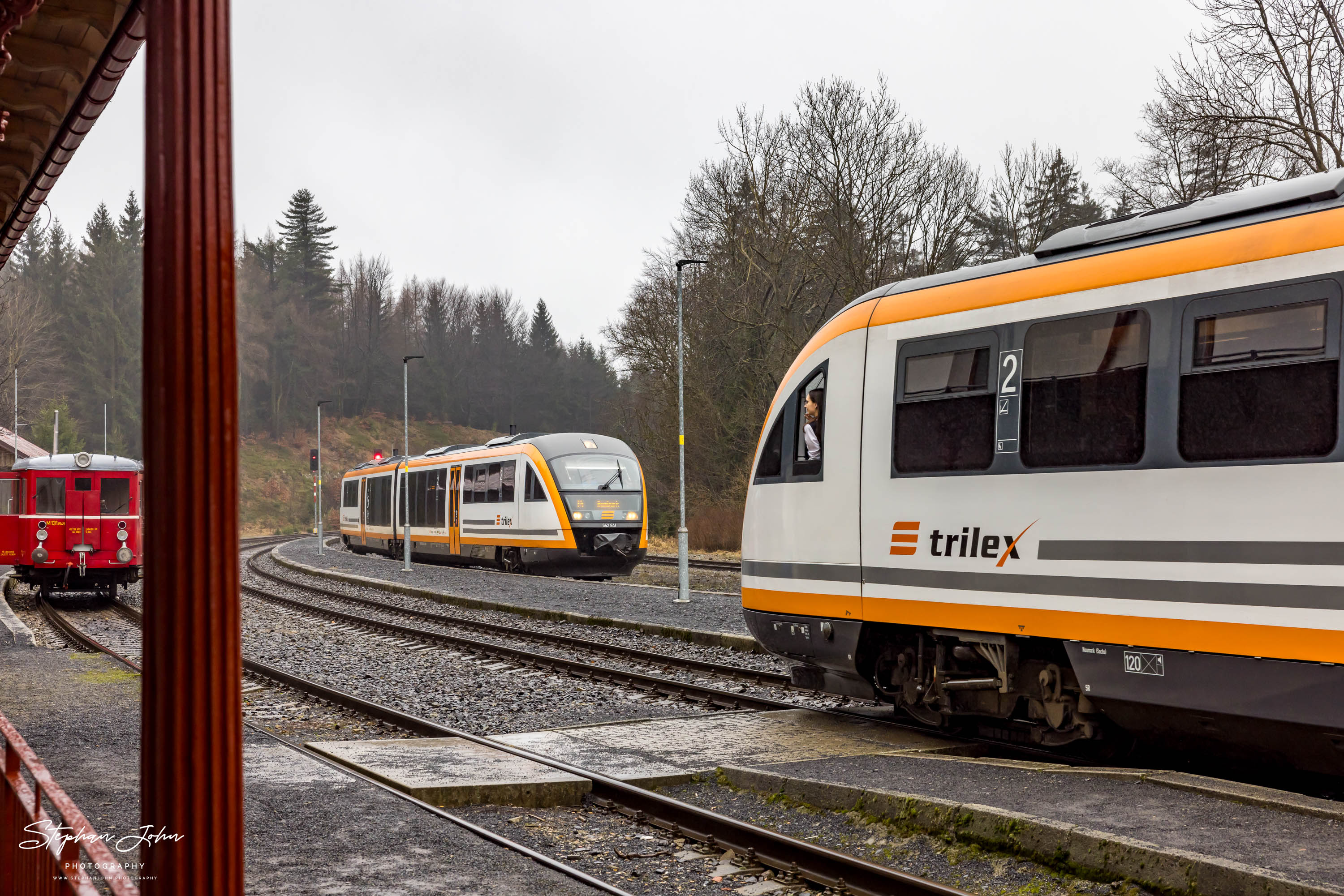 <p>Während der VT M131.1549 Hurvinek in Jedlová auf Gleis 1 abgestellt ist, kreuzen die Trilex-Desiros nach Rumburk und nach Mladá Boleslav</p>
