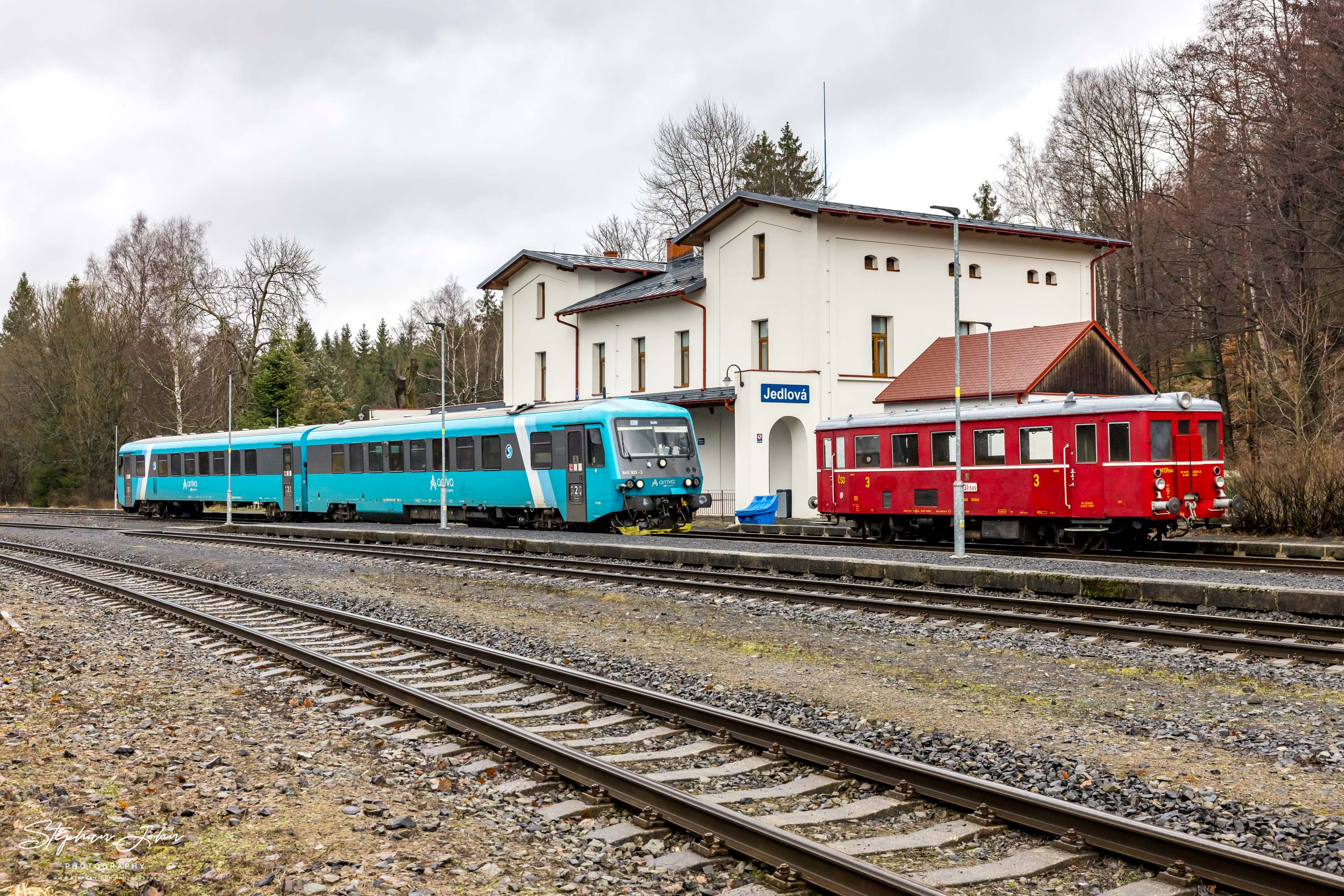 <p>M131.1549 Hurvinek in Jedlová. Der VT 845 305-2 (ehemals 628 der DB) fährt als ARV 1189 nach Kolin aus dem Bahnhof aus.</p>