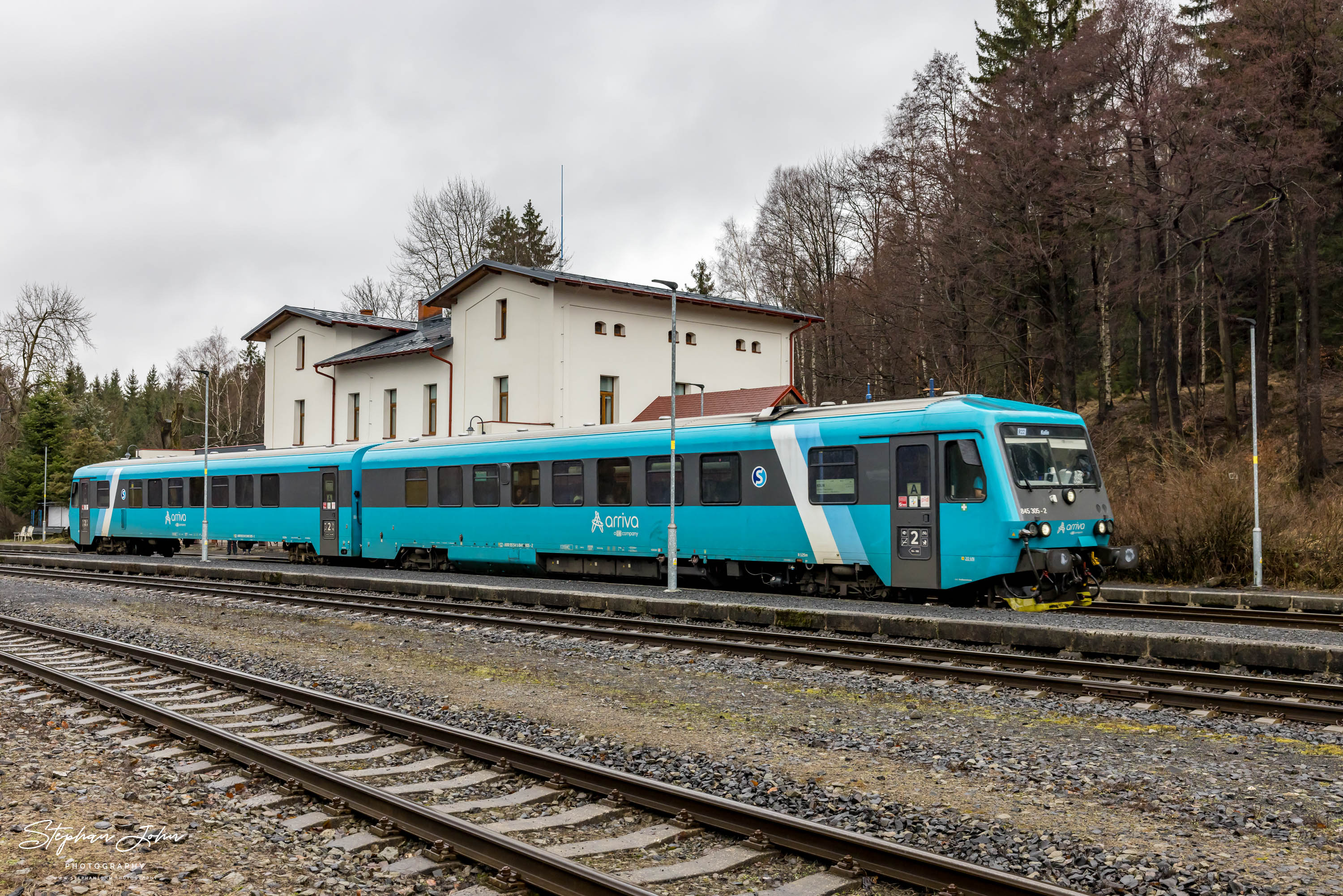 <p>Der VT 845 305-2 (ehemals 628 der DB) fährt als ARV 1189 nach Kolin aus dem Bahnhof Jedlová aus.</p>